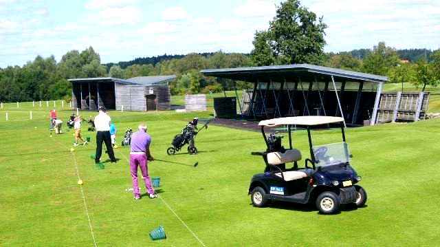 Fürstliches Golf-Resort Bad Waldsee, Golf, 45-Loch Golf-Anlage, LED Nachtgolf-Anlage, Golfschule, Golfturniere, New Course, Old Course, 9-Loch-Kurzplatz, Greenkeeping, Fürstlicher Golf-Club Oberschwaben, Fürstliches Golf-Hotel, Golf-Angebote, Golf-Schnupperkurse, Natur-Lehrpfad, Rund-Wanderwege, Kaffee, Restaurant, Vinothek, erlesene Weine, Bar, selbstgebackene Kuchen, Snacks, Mittagstisch, Sonnenterrasse, Gin - Greenkeeper's Cut, Bier vom Fass, kleine Gerichte, Burger, vegetarisch, vegan, Laktose frei, Gluten frei, Café-Restaurant Ausblick T-19, Restaurant im Hofgut