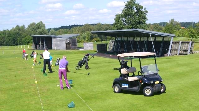 Fürstliches Golf-Resort Bad Waldsee, Golf, 45-Loch Golf-Anlage, LED Nachtgolf-Anlage, Golfschule, Golfturniere, New Course, Old Course, 9-Loch-Kurzplatz, Greenkeeping, Fürstlicher Golf-Club Oberschwaben, Fürstliches Golf-Hotel, Golf-Angebote, Golf-Schnupperkurse, Natur-Lehrpfad, Rund-Wanderwege, Kaffee, Restaurant, Vinothek, erlesene Weine, Bar, selbstgebackene Kuchen, Snacks, Mittagstisch, Sonnenterrasse, Gin - Greenkeeper's Cut, Bier vom Fass, kleine Gerichte, Burger, vegetarisch, vegan, Laktose frei, Gluten frei, Café-Restaurant Ausblick T-19, Restaurant im Hofgut