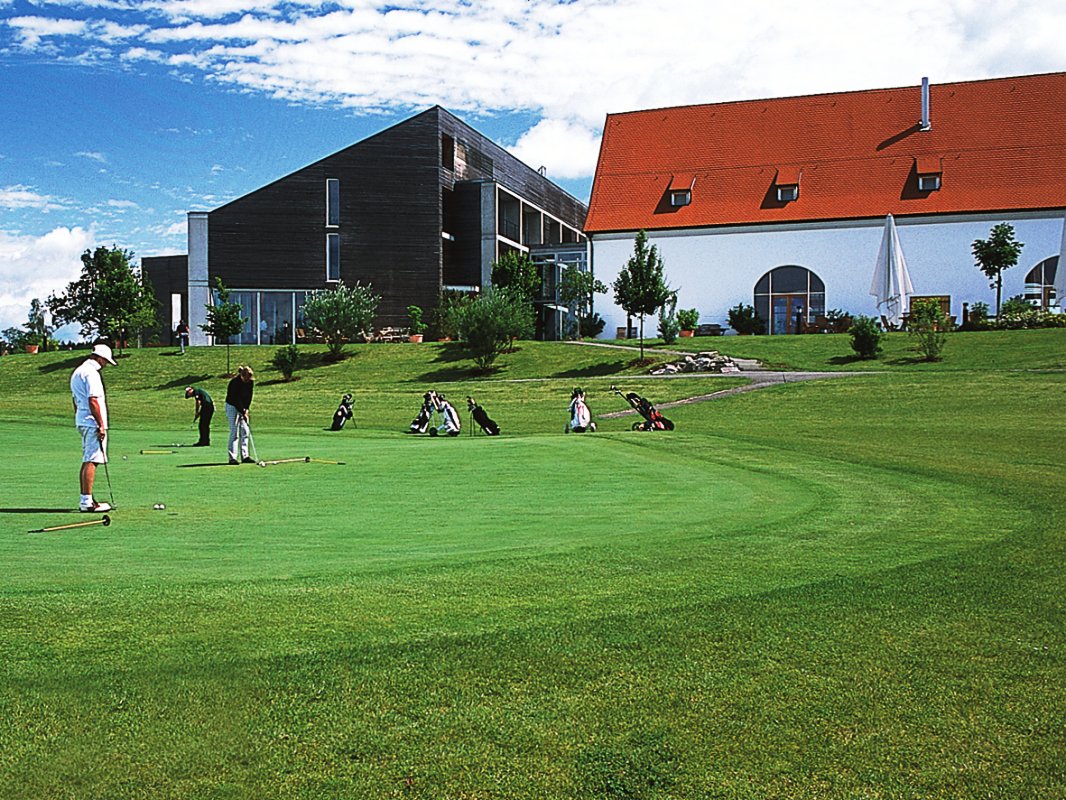 Fürstliches Golf-Resort Bad Waldsee, Golf, 45-Loch Golf-Anlage, LED Nachtgolf-Anlage, Golfschule, Golfturniere, New Course, Old Course, 9-Loch-Kurzplatz, Greenkeeping, Fürstlicher Golf-Club Oberschwaben, Fürstliches Golf-Hotel, Golf-Angebote, Golf-Schnupperkurse, Natur-Lehrpfad, Rund-Wanderwege, Kaffee, Restaurant, Vinothek, erlesene Weine, Bar, selbstgebackene Kuchen, Snacks, Mittagstisch, Sonnenterrasse, Gin - Greenkeeper's Cut, Bier vom Fass, kleine Gerichte, Burger, vegetarisch, vegan, Laktose frei, Gluten frei, Café-Restaurant Ausblick T-19, Restaurant im Hofgut