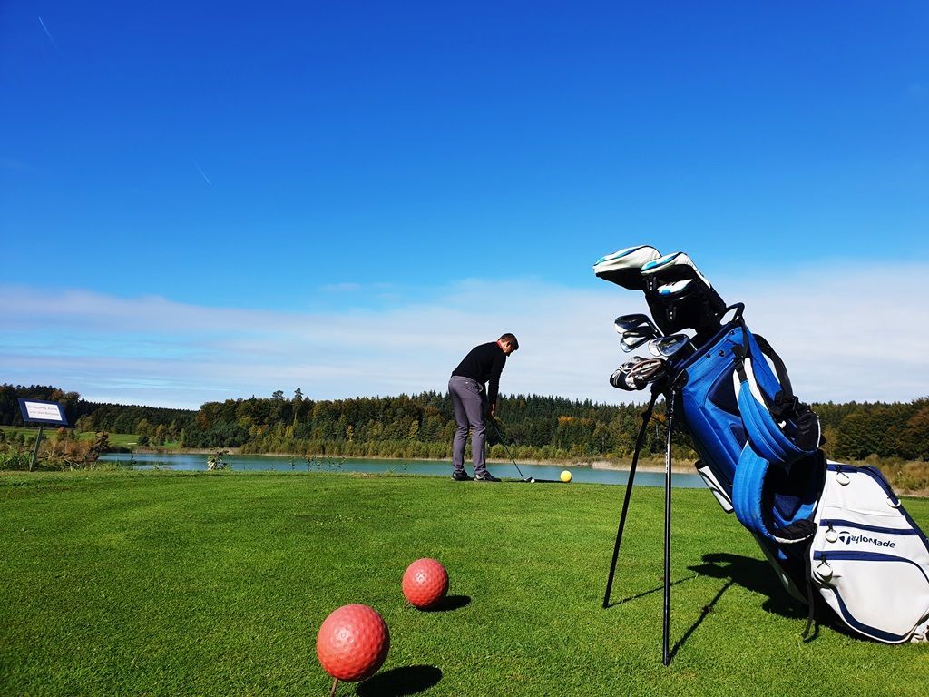 Fürstliches Golf-Resort Bad Waldsee, Golf, 45-Loch Golf-Anlage, LED Nachtgolf-Anlage, Golfschule, Golfturniere, New Course, Old Course, 9-Loch-Kurzplatz, Greenkeeping, Fürstlicher Golf-Club Oberschwaben, Fürstliches Golf-Hotel, Golf-Angebote, Golf-Schnupperkurse, Natur-Lehrpfad, Rund-Wanderwege, Kaffee, Restaurant, Vinothek, erlesene Weine, Bar, selbstgebackene Kuchen, Snacks, Mittagstisch, Sonnenterrasse, Gin - Greenkeeper's Cut, Bier vom Fass, kleine Gerichte, Burger, vegetarisch, vegan, Laktose frei, Gluten frei, Café-Restaurant Ausblick T-19, Restaurant im Hofgut