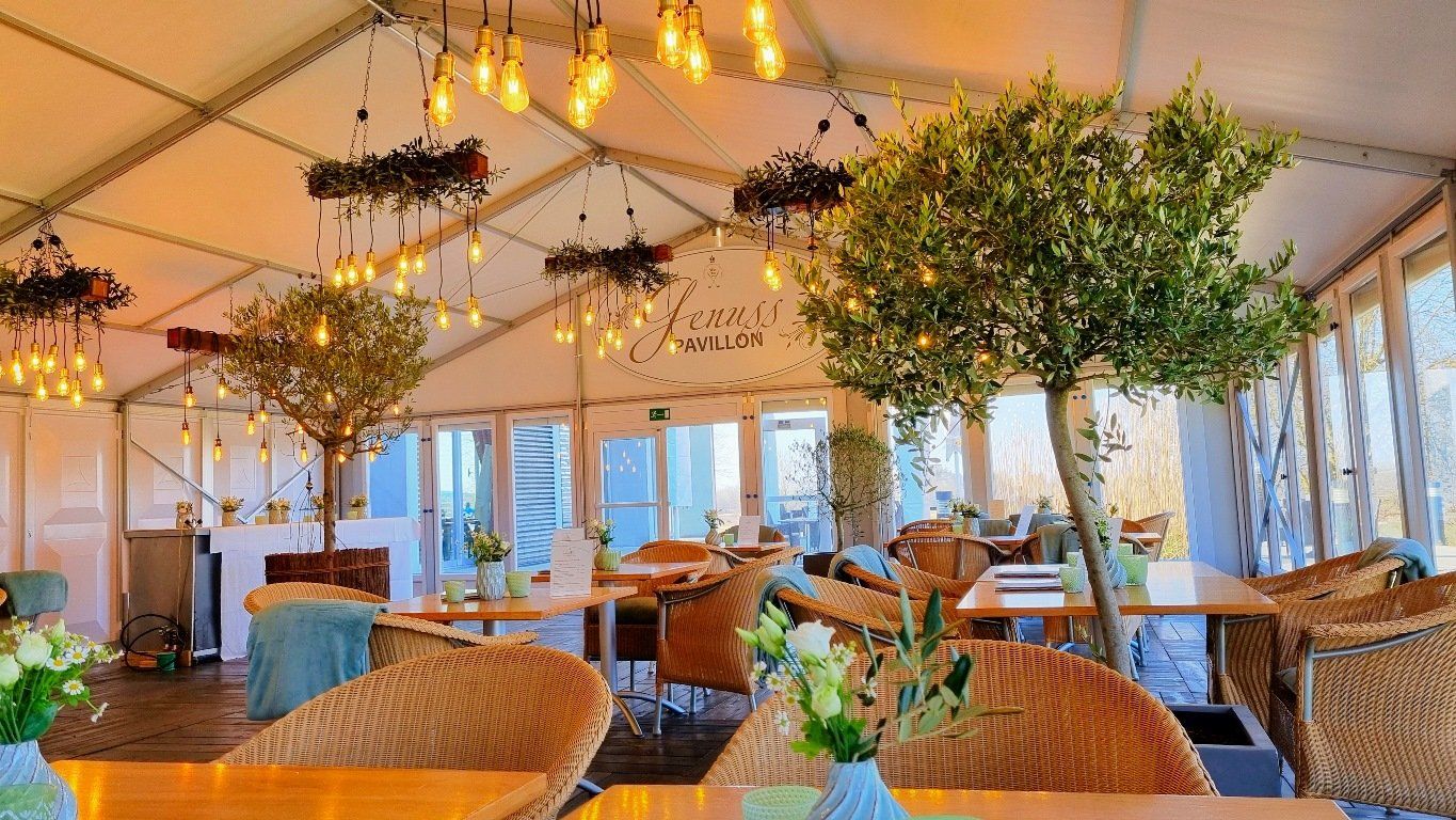 Fürstliches Golf-Resort Bad Waldsee, Golf, 45-Loch Golf-Anlage, LED Nachtgolf-Anlage, Golfschule, Golfturniere, New Course, Old Course, 9-Loch-Kurzplatz, Greenkeeping, Fürstlicher Golf-Club Oberschwaben, Fürstliches Golf-Hotel, Golf-Angebote, Golf-Schnupperkurse, Natur-Lehrpfad, Rund-Wanderwege, Kaffee, Restaurant, Vinothek, erlesene Weine, Bar, selbstgebackene Kuchen, Snacks, Mittagstisch, Sonnenterrasse, Gin - Greenkeeper's Cut, Bier vom Fass, kleine Gerichte, Burger, vegetarisch, vegan, Laktose frei, Gluten frei, Café-Restaurant Ausblick T-19, Restaurant im Hofgut