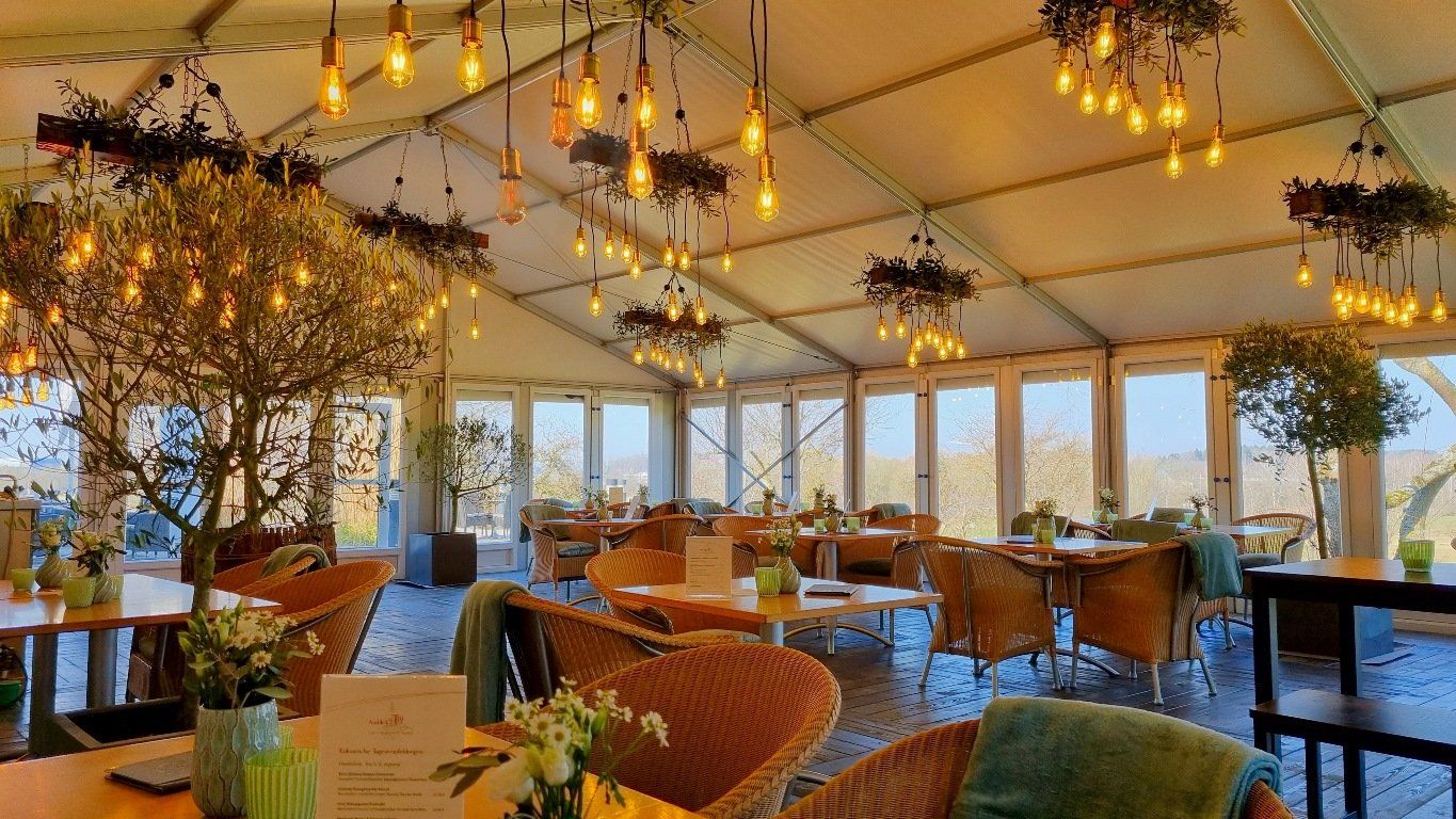 Fürstliches Golf-Resort Bad Waldsee, Golf, 45-Loch Golf-Anlage, LED Nachtgolf-Anlage, Golfschule, Golfturniere, New Course, Old Course, 9-Loch-Kurzplatz, Greenkeeping, Fürstlicher Golf-Club Oberschwaben, Fürstliches Golf-Hotel, Golf-Angebote, Golf-Schnupperkurse, Natur-Lehrpfad, Rund-Wanderwege, Kaffee, Restaurant, Vinothek, erlesene Weine, Bar, selbstgebackene Kuchen, Snacks, Mittagstisch, Sonnenterrasse, Gin - Greenkeeper's Cut, Bier vom Fass, kleine Gerichte, Burger, vegetarisch, vegan, Laktose frei, Gluten frei, Café-Restaurant Ausblick T-19, Restaurant im Hofgut