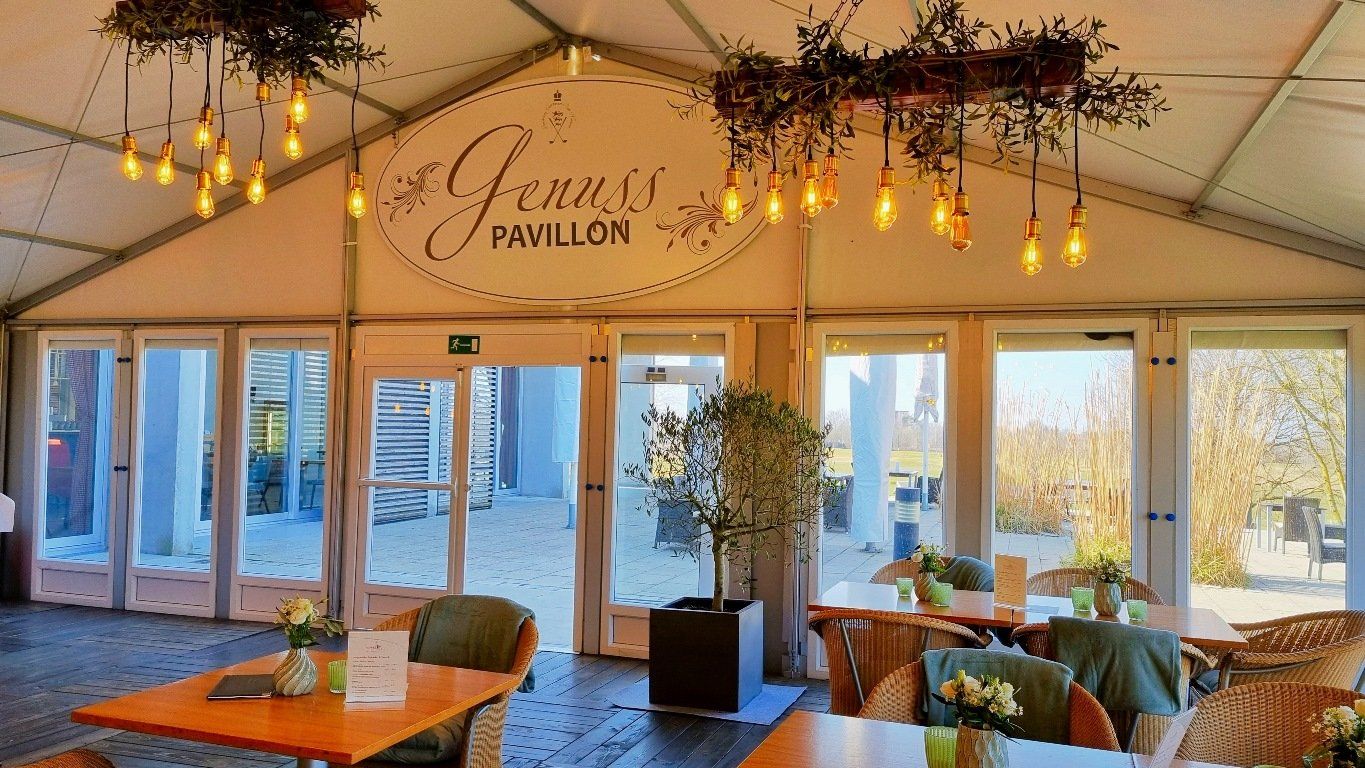 Fürstliches Golf-Resort Bad Waldsee, Golf, 45-Loch Golf-Anlage, LED Nachtgolf-Anlage, Golfschule, Golfturniere, New Course, Old Course, 9-Loch-Kurzplatz, Greenkeeping, Fürstlicher Golf-Club Oberschwaben, Fürstliches Golf-Hotel, Golf-Angebote, Golf-Schnupperkurse, Natur-Lehrpfad, Rund-Wanderwege, Kaffee, Restaurant, Vinothek, erlesene Weine, Bar, selbstgebackene Kuchen, Snacks, Mittagstisch, Sonnenterrasse, Gin - Greenkeeper's Cut, Bier vom Fass, kleine Gerichte, Burger, vegetarisch, vegan, Laktose frei, Gluten frei, Café-Restaurant Ausblick T-19, Restaurant im Hofgut