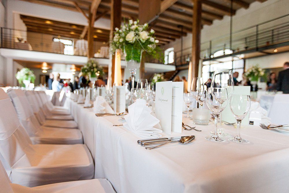 Fürstliches Golf-Resort Bad Waldsee, Golf, 45-Loch Golf-Anlage, LED Nachtgolf-Anlage, Golfschule, Golfturniere, New Course, Old Course, 9-Loch-Kurzplatz, Greenkeeping, Fürstlicher Golf-Club Oberschwaben, Fürstliches Golf-Hotel, Golf-Angebote, Golf-Schnupperkurse, Natur-Lehrpfad, Rund-Wanderwege, Kaffee, Restaurant, Vinothek, erlesene Weine, Bar, selbstgebackene Kuchen, Snacks, Mittagstisch, Sonnenterrasse, Gin - Greenkeeper's Cut, Bier vom Fass, kleine Gerichte, Burger, vegetarisch, vegan, Laktose frei, Gluten frei, Café-Restaurant Ausblick T-19, Restaurant im Hofgut