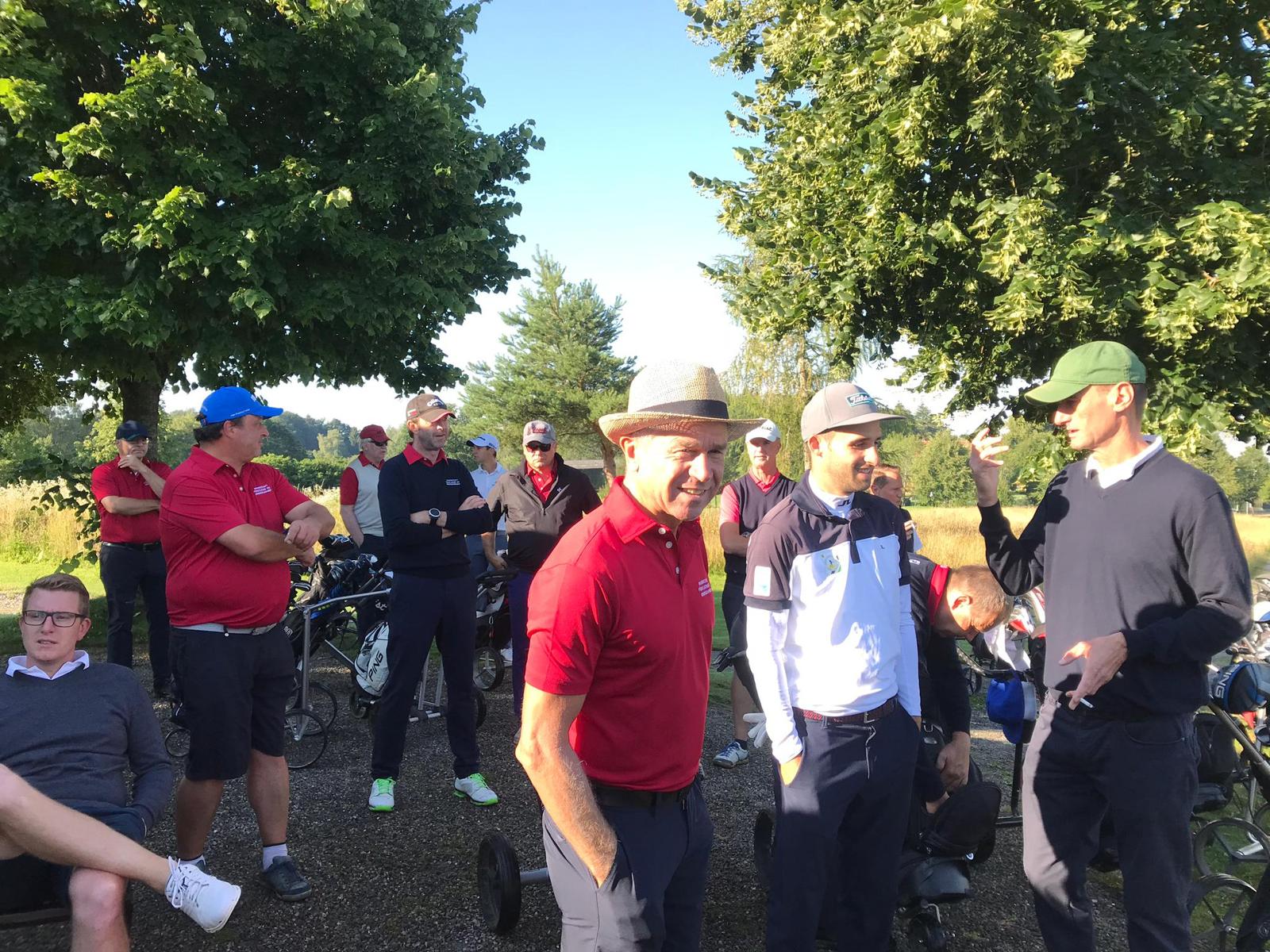 Fürstliches Golf-Resort Bad Waldsee, Golf, 45-Loch Golf-Anlage, LED Nachtgolf-Anlage, Golfschule, Golfturniere, New Course, Old Course, 9-Loch-Kurzplatz, Greenkeeping, Fürstlicher Golf-Club Oberschwaben, Fürstliches Golf-Hotel, Golf-Angebote, Golf-Schnupperkurse, Natur-Lehrpfad, Rund-Wanderwege, Kaffee, Restaurant, Vinothek, erlesene Weine, Bar, selbstgebackene Kuchen, Snacks, Mittagstisch, Sonnenterrasse, Gin - Greenkeeper's Cut, Bier vom Fass, kleine Gerichte, Burger, vegetarisch, vegan, Laktose frei, Gluten frei, Café-Restaurant Ausblick T-19, Restaurant im Hofgut