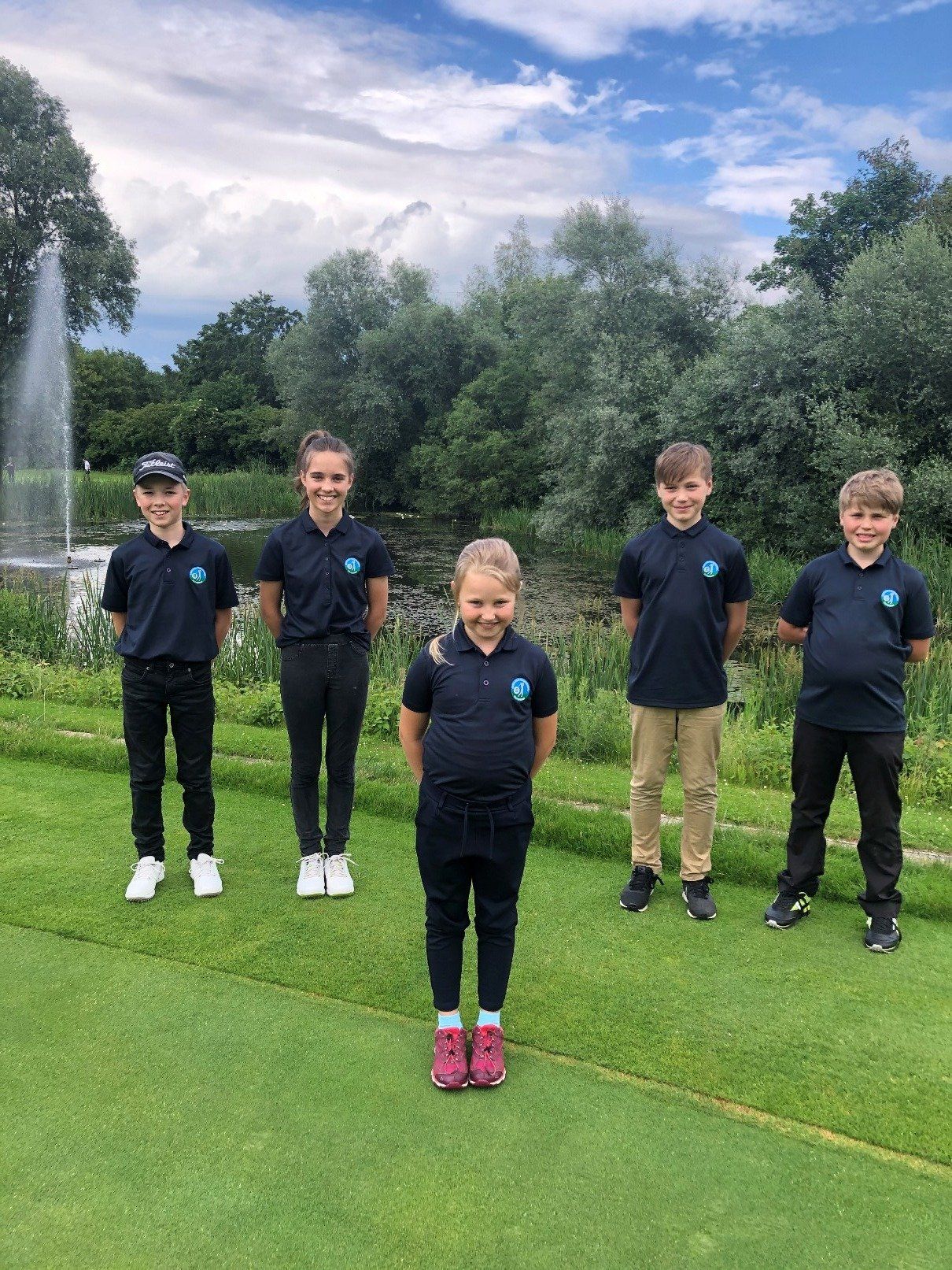 Fürstliches Golf-Resort Bad Waldsee, Golf, 45-Loch Golf-Anlage, LED Nachtgolf-Anlage, Golfschule, Golfturniere, New Course, Old Course, 9-Loch-Kurzplatz, Greenkeeping, Fürstlicher Golf-Club Oberschwaben, Fürstliches Golf-Hotel, Golf-Angebote, Golf-Schnupperkurse, Natur-Lehrpfad, Rund-Wanderwege, Kaffee, Restaurant, Vinothek, erlesene Weine, Bar, selbstgebackene Kuchen, Snacks, Mittagstisch, Sonnenterrasse, Gin - Greenkeeper's Cut, Bier vom Fass, kleine Gerichte, Burger, vegetarisch, vegan, Laktose frei, Gluten frei, Café-Restaurant Ausblick T-19, Restaurant im Hofgut