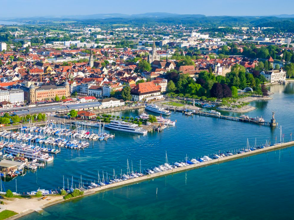 Fürstliches Golf-Resort Bad Waldsee, Golf, 45-Loch Golf-Anlage, LED Nachtgolf-Anlage, Golfschule, Golfturniere, New Course, Old Course, 9-Loch-Kurzplatz, Greenkeeping, Fürstlicher Golf-Club Oberschwaben, Fürstliches Golf-Hotel, Golf-Angebote, Golf-Schnupperkurse, Natur-Lehrpfad, Rund-Wanderwege, Kaffee, Restaurant, Vinothek, erlesene Weine, Bar, selbstgebackene Kuchen, Snacks, Mittagstisch, Sonnenterrasse, Gin - Greenkeeper's Cut, Bier vom Fass, kleine Gerichte, Burger, vegetarisch, vegan, Laktose frei, Gluten frei, Café-Restaurant Ausblick T-19, Restaurant im Hofgut