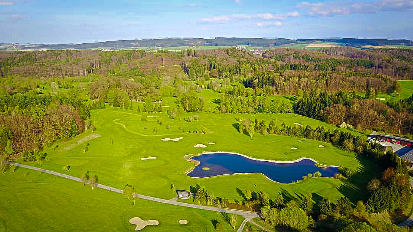 Schönster Kurzplatz Süddeutschlands, Bad Waldsee, Fuerstliches Golf-Resort, 9-Loch, Par 27 - einfach geniessen und um einen herrlichen, kleinen See spielen.