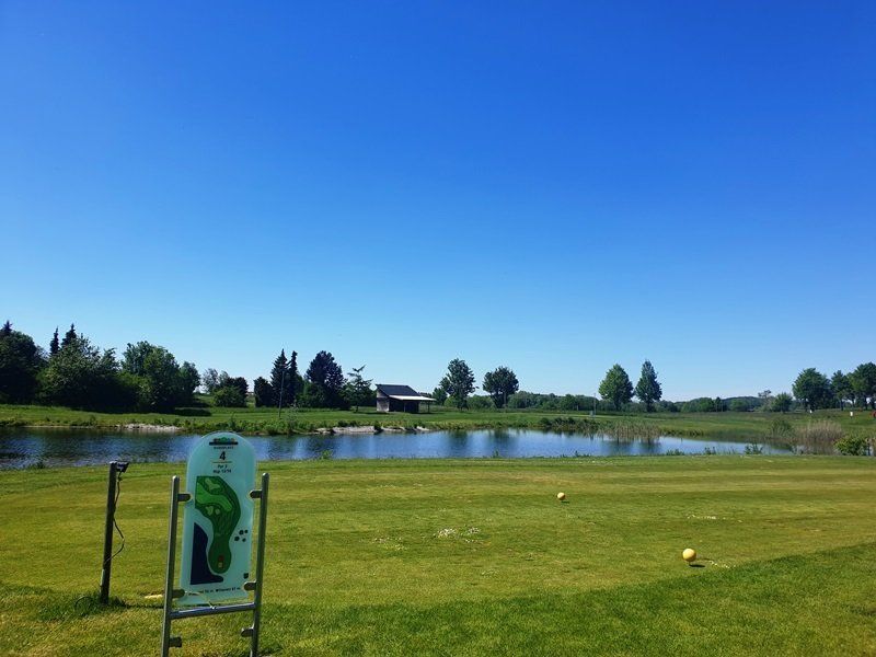 Fürstliches Golf-Resort Bad Waldsee, Golf, 45-Loch Golf-Anlage, LED Nachtgolf-Anlage, Golfschule, Golfturniere, New Course, Old Course, 9-Loch-Kurzplatz, Greenkeeping, Fürstlicher Golf-Club Oberschwaben, Fürstliches Golf-Hotel, Golf-Angebote, Golf-Schnupperkurse, Natur-Lehrpfad, Rund-Wanderwege, Kaffee, Restaurant, Vinothek, erlesene Weine, Bar, selbstgebackene Kuchen, Snacks, Mittagstisch, Sonnenterrasse, Gin - Greenkeeper's Cut, Bier vom Fass, kleine Gerichte, Burger, vegetarisch, vegan, Laktose frei, Gluten frei, Café-Restaurant Ausblick T-19, Restaurant im Hofgut