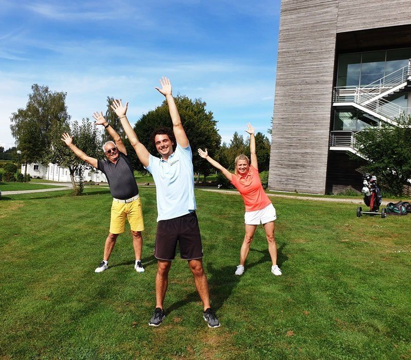 Fürstliches Golf-Resort Bad Waldsee, Golf, 45-Loch Golf-Anlage, LED Nachtgolf-Anlage, Golfschule, Golfturniere, New Course, Old Course, 9-Loch-Kurzplatz, Greenkeeping, Fürstlicher Golf-Club Oberschwaben, Fürstliches Golf-Hotel, Golf-Angebote, Golf-Schnupperkurse, Natur-Lehrpfad, Rund-Wanderwege, Kaffee, Restaurant, Vinothek, erlesene Weine, Bar, selbstgebackene Kuchen, Snacks, Mittagstisch, Sonnenterrasse, Gin - Greenkeeper's Cut, Bier vom Fass, kleine Gerichte, Burger, vegetarisch, vegan, Laktose frei, Gluten frei, Café-Restaurant Ausblick T-19, Restaurant im Hofgut