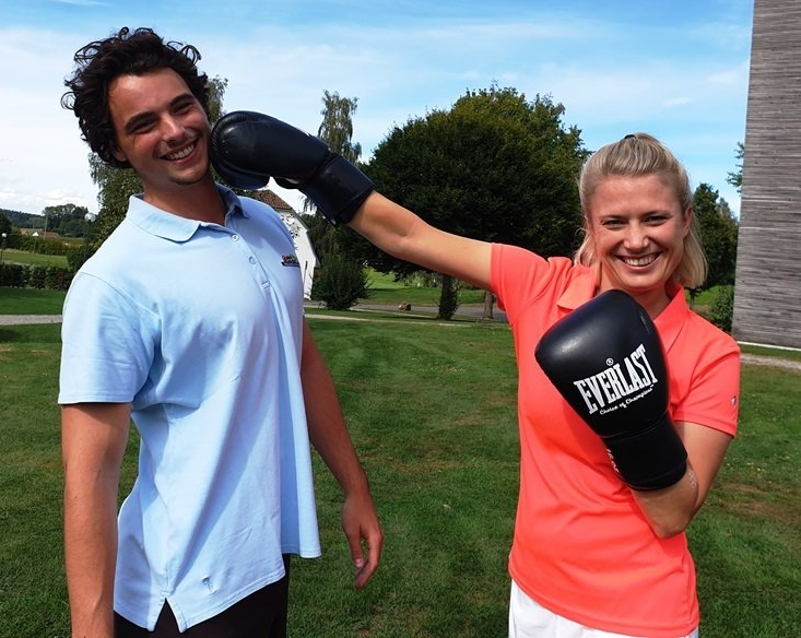 Fürstliches Golf-Resort Bad Waldsee, Golf, 45-Loch Golf-Anlage, LED Nachtgolf-Anlage, Golfschule, Golfturniere, New Course, Old Course, 9-Loch-Kurzplatz, Greenkeeping, Fürstlicher Golf-Club Oberschwaben, Fürstliches Golf-Hotel, Golf-Angebote, Golf-Schnupperkurse, Natur-Lehrpfad, Rund-Wanderwege, Kaffee, Restaurant, Vinothek, erlesene Weine, Bar, selbstgebackene Kuchen, Snacks, Mittagstisch, Sonnenterrasse, Gin - Greenkeeper's Cut, Bier vom Fass, kleine Gerichte, Burger, vegetarisch, vegan, Laktose frei, Gluten frei, Café-Restaurant Ausblick T-19, Restaurant im Hofgut