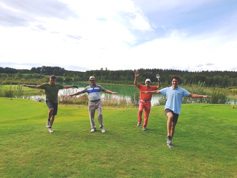 Fürstliches Golf-Resort Bad Waldsee, Golf, 45-Loch Golf-Anlage, LED Nachtgolf-Anlage, Golfschule, Golfturniere, New Course, Old Course, 9-Loch-Kurzplatz, Greenkeeping, Fürstlicher Golf-Club Oberschwaben, Fürstliches Golf-Hotel, Golf-Angebote, Golf-Schnupperkurse, Natur-Lehrpfad, Rund-Wanderwege, Kaffee, Restaurant, Vinothek, erlesene Weine, Bar, selbstgebackene Kuchen, Snacks, Mittagstisch, Sonnenterrasse, Gin - Greenkeeper's Cut, Bier vom Fass, kleine Gerichte, Burger, vegetarisch, vegan, Laktose frei, Gluten frei, Café-Restaurant Ausblick T-19, Restaurant im Hofgut