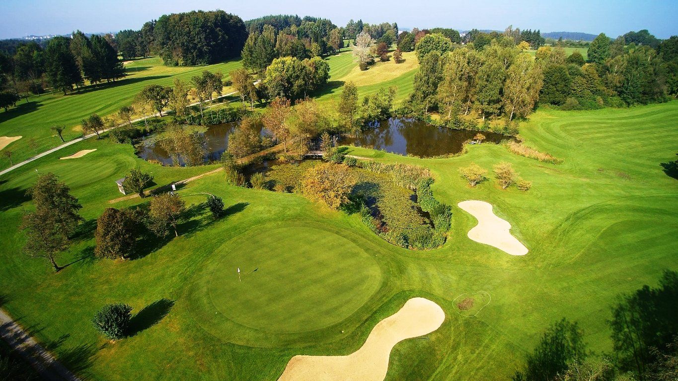 Fürstliches Golf-Resort Bad Waldsee, Golf, 45-Loch Golf-Anlage, LED Nachtgolf-Anlage, Golfschule, Golfturniere, New Course, Old Course, 9-Loch-Kurzplatz, Greenkeeping, Fürstlicher Golf-Club Oberschwaben, Fürstliches Golf-Hotel, Golf-Angebote, Golf-Schnupperkurse, Natur-Lehrpfad, Rund-Wanderwege, Kaffee, Restaurant, Vinothek, erlesene Weine, Bar, selbstgebackene Kuchen, Snacks, Mittagstisch, Sonnenterrasse, Gin - Greenkeeper's Cut, Bier vom Fass, kleine Gerichte, Burger, vegetarisch, vegan, Laktose frei, Gluten frei, Café-Restaurant Ausblick T-19, Restaurant im Hofgut