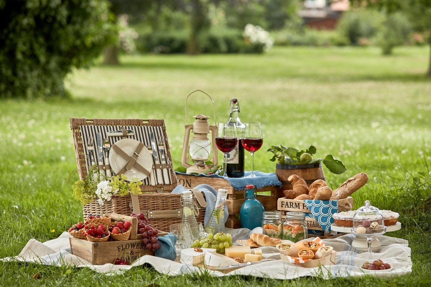 Fürstliches Golf-Resort Bad Waldsee, Golf, 45-Loch Golf-Anlage, LED Nachtgolf-Anlage, Golfschule, Golfturniere, New Course, Old Course, 9-Loch-Kurzplatz, Greenkeeping, Fürstlicher Golf-Club Oberschwaben, Fürstliches Golf-Hotel, Golf-Angebote, Golf-Schnupperkurse, Natur-Lehrpfad, Rund-Wanderwege, Kaffee, Restaurant, Vinothek, erlesene Weine, Bar, selbstgebackene Kuchen, Snacks, Mittagstisch, Sonnenterrasse, Gin - Greenkeeper's Cut, Bier vom Fass, kleine Gerichte, Burger, vegetarisch, vegan, Laktose frei, Gluten frei, Café-Restaurant Ausblick T-19, Restaurant im Hofgut