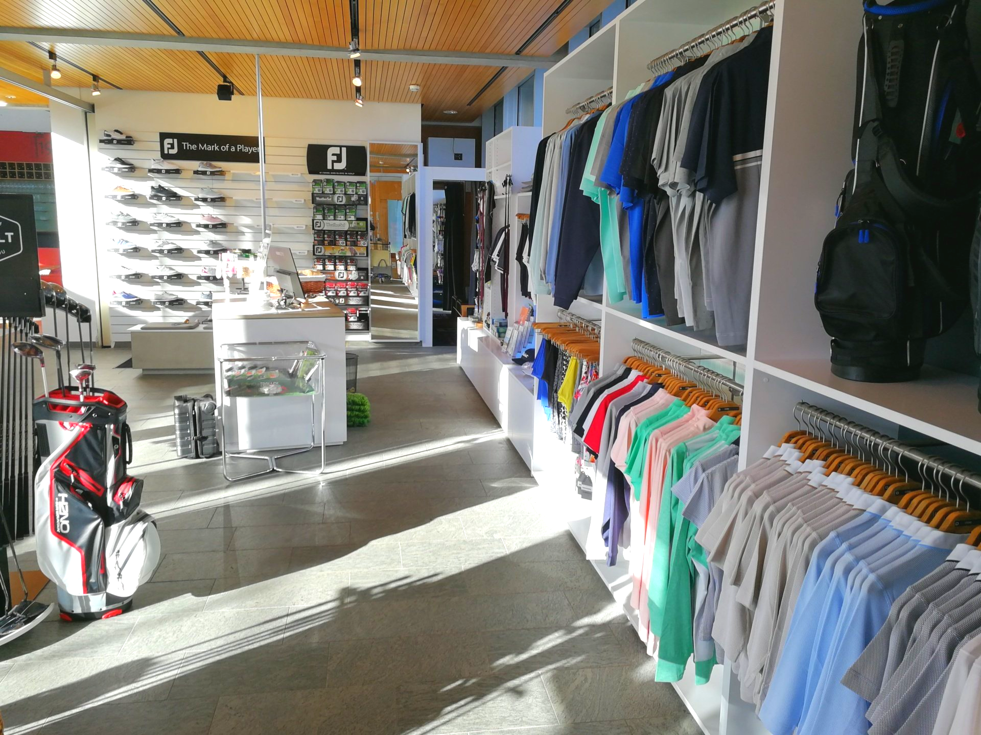 Fürstliches Golf-Resort Bad Waldsee, Golf, 45-Loch Golf-Anlage, LED Nachtgolf-Anlage, Golfschule, Golfturniere, New Course, Old Course, 9-Loch-Kurzplatz, Greenkeeping, Fürstlicher Golf-Club Oberschwaben, Fürstliches Golf-Hotel, Golf-Angebote, Golf-Schnupperkurse, Natur-Lehrpfad, Rund-Wanderwege, Kaffee, Restaurant, Vinothek, erlesene Weine, Bar, selbstgebackene Kuchen, Snacks, Mittagstisch, Sonnenterrasse, Gin - Greenkeeper's Cut, Bier vom Fass, kleine Gerichte, Burger, vegetarisch, vegan, Laktose frei, Gluten frei, Café-Restaurant Ausblick T-19, Restaurant im Hofgut