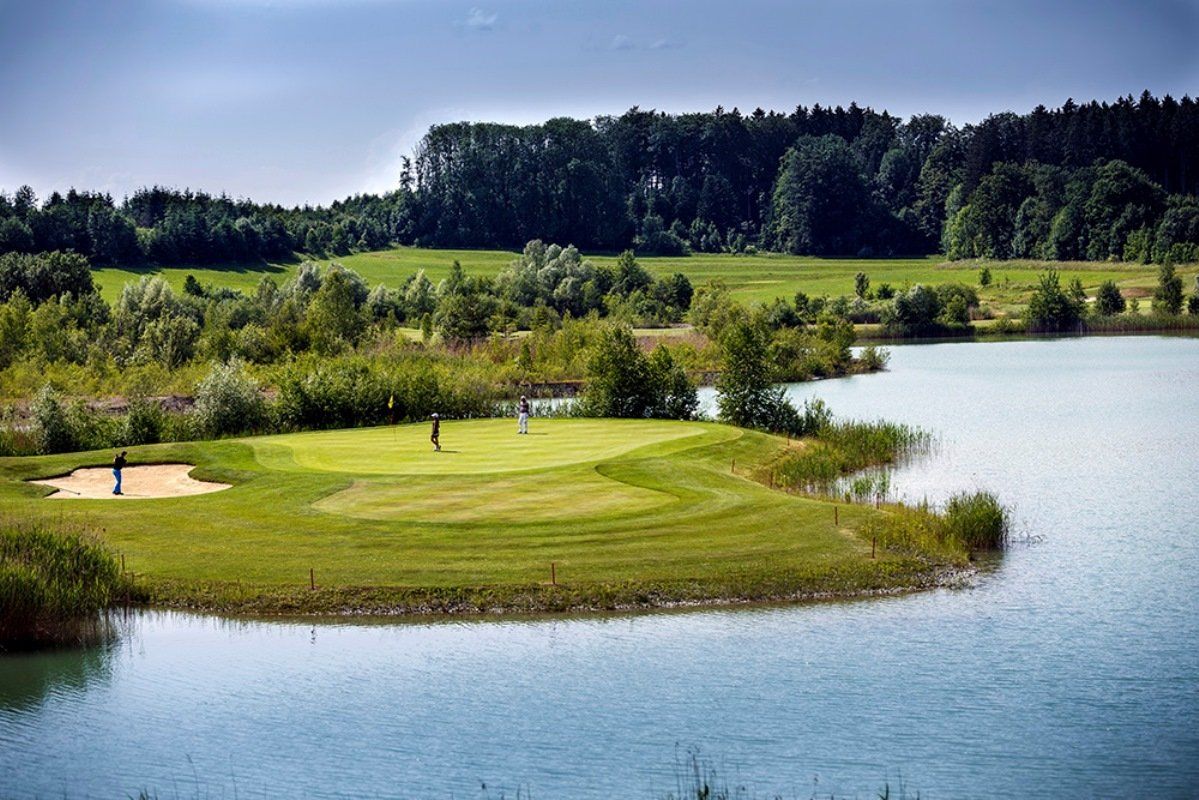 Fürstliches Golf-Resort Bad Waldsee, Golf, 45-Loch Golf-Anlage, LED Nachtgolf-Anlage, Golfschule, Golfturniere, New Course, Old Course, 9-Loch-Kurzplatz, Greenkeeping, Fürstlicher Golf-Club Oberschwaben, Fürstliches Golf-Hotel, Golf-Angebote, Golf-Schnupperkurse, Natur-Lehrpfad, Rund-Wanderwege, Kaffee, Restaurant, Vinothek, erlesene Weine, Bar, selbstgebackene Kuchen, Snacks, Mittagstisch, Sonnenterrasse, Gin - Greenkeeper's Cut, Bier vom Fass, kleine Gerichte, Burger, vegetarisch, vegan, Laktose frei, Gluten frei, Café-Restaurant Ausblick T-19, Restaurant im Hofgut