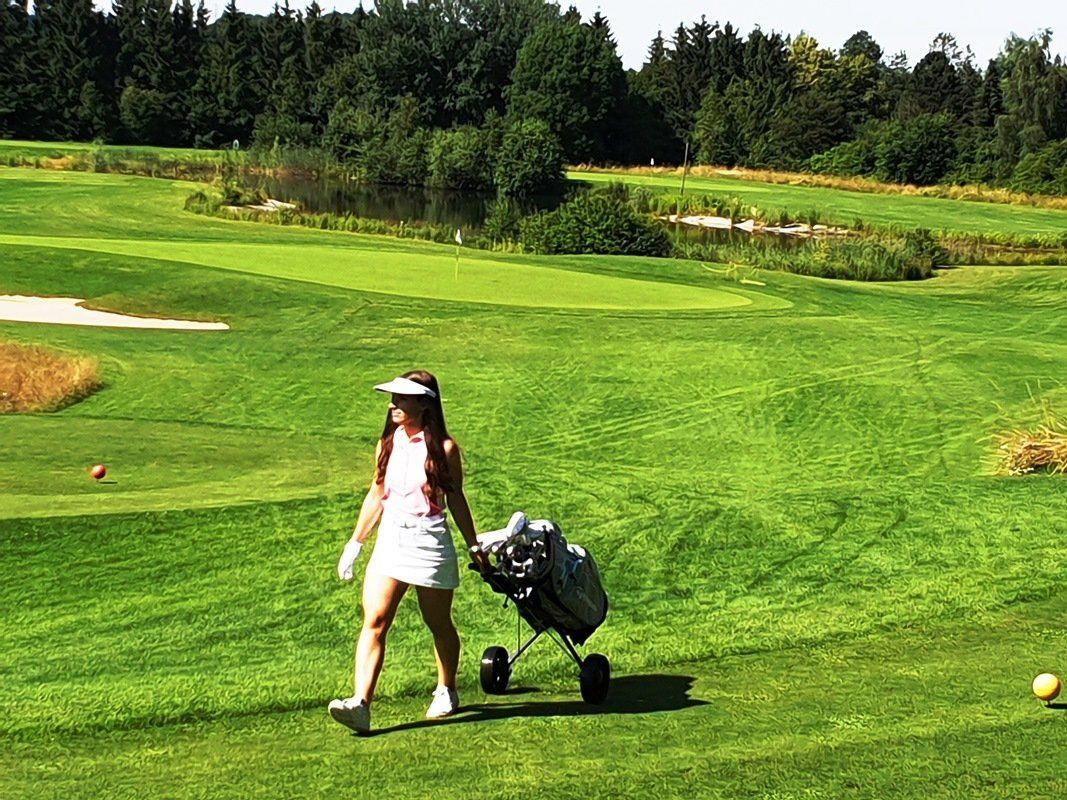 Fürstliches Golf-Resort Bad Waldsee, Golf, 45-Loch Golf-Anlage, LED Nachtgolf-Anlage, Golfschule, Golfturniere, New Course, Old Course, 9-Loch-Kurzplatz, Greenkeeping, Fürstlicher Golf-Club Oberschwaben, Fürstliches Golf-Hotel, Golf-Angebote, Golf-Schnupperkurse, Natur-Lehrpfad, Rund-Wanderwege, Kaffee, Restaurant, Vinothek, erlesene Weine, Bar, selbstgebackene Kuchen, Snacks, Mittagstisch, Sonnenterrasse, Gin - Greenkeeper's Cut, Bier vom Fass, kleine Gerichte, Burger, vegetarisch, vegan, Laktose frei, Gluten frei, Café-Restaurant Ausblick T-19, Restaurant im Hofgut