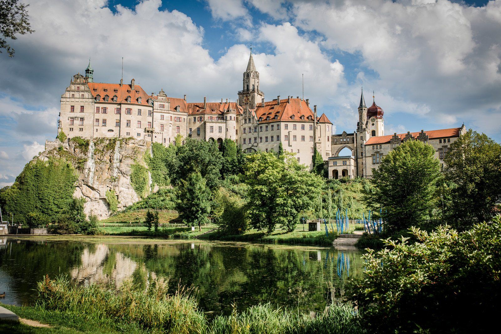 Fürstliches Golf-Resort Bad Waldsee, Golf, 45-Loch Golf-Anlage, LED Nachtgolf-Anlage, Golfschule, Golfturniere, New Course, Old Course, 9-Loch-Kurzplatz, Greenkeeping, Fürstlicher Golf-Club Oberschwaben, Fürstliches Golf-Hotel, Golf-Angebote, Golf-Schnupperkurse, Natur-Lehrpfad, Rund-Wanderwege, Kaffee, Restaurant, Vinothek, erlesene Weine, Bar, selbstgebackene Kuchen, Snacks, Mittagstisch, Sonnenterrasse, Gin - Greenkeeper's Cut, Bier vom Fass, kleine Gerichte, Burger, vegetarisch, vegan, Laktose frei, Gluten frei, Café-Restaurant Ausblick T-19, Restaurant im Hofgut