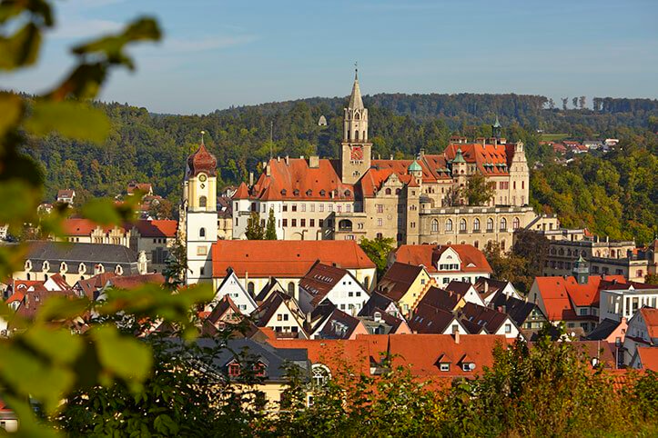 Fürstliches Golf-Resort Bad Waldsee, Golf, 45-Loch Golf-Anlage, LED Nachtgolf-Anlage, Golfschule, Golfturniere, New Course, Old Course, 9-Loch-Kurzplatz, Greenkeeping, Fürstlicher Golf-Club Oberschwaben, Fürstliches Golf-Hotel, Golf-Angebote, Golf-Schnupperkurse, Natur-Lehrpfad, Rund-Wanderwege, Kaffee, Restaurant, Vinothek, erlesene Weine, Bar, selbstgebackene Kuchen, Snacks, Mittagstisch, Sonnenterrasse, Gin - Greenkeeper's Cut, Bier vom Fass, kleine Gerichte, Burger, vegetarisch, vegan, Laktose frei, Gluten frei, Café-Restaurant Ausblick T-19, Restaurant im Hofgut