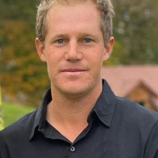 Fürstliches Golf-Resort Bad Waldsee, Golf, 45-Loch Golf-Anlage, LED Nachtgolf-Anlage, Golfschule, Golfturniere, New Course, Old Course, 9-Loch-Kurzplatz, Greenkeeping, Fürstlicher Golf-Club Oberschwaben, Fürstliches Golf-Hotel, Golf-Angebote, Golf-Schnupperkurse, Natur-Lehrpfad, Rund-Wanderwege, Kaffee, Restaurant, Vinothek, erlesene Weine, Bar, selbstgebackene Kuchen, Snacks, Mittagstisch, Sonnenterrasse, Gin - Greenkeeper's Cut, Bier vom Fass, kleine Gerichte, Burger, vegetarisch, vegan, Laktose frei, Gluten frei, Café-Restaurant Ausblick T-19, Restaurant im Hofgut