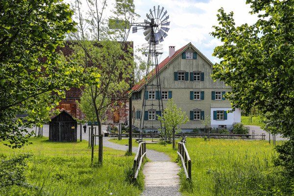 Fürstliches Golf-Resort Bad Waldsee, Golf, 45-Loch Golf-Anlage, LED Nachtgolf-Anlage, Golfschule, Golfturniere, New Course, Old Course, 9-Loch-Kurzplatz, Greenkeeping, Fürstlicher Golf-Club Oberschwaben, Fürstliches Golf-Hotel, Golf-Angebote, Golf-Schnupperkurse, Natur-Lehrpfad, Rund-Wanderwege, Kaffee, Restaurant, Vinothek, erlesene Weine, Bar, selbstgebackene Kuchen, Snacks, Mittagstisch, Sonnenterrasse, Gin - Greenkeeper's Cut, Bier vom Fass, kleine Gerichte, Burger, vegetarisch, vegan, Laktose frei, Gluten frei, Café-Restaurant Ausblick T-19, Restaurant im Hofgut