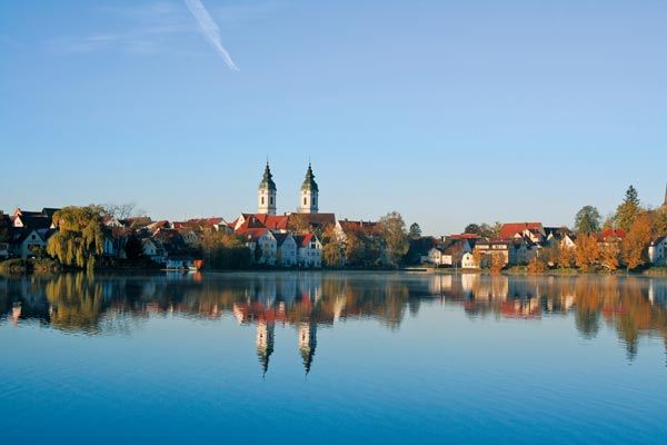 Fürstliches Golf-Resort Bad Waldsee, Golf, 45-Loch Golf-Anlage, LED Nachtgolf-Anlage, Golfschule, Golfturniere, New Course, Old Course, 9-Loch-Kurzplatz, Greenkeeping, Fürstlicher Golf-Club Oberschwaben, Fürstliches Golf-Hotel, Golf-Angebote, Golf-Schnupperkurse, Natur-Lehrpfad, Rund-Wanderwege, Kaffee, Restaurant, Vinothek, erlesene Weine, Bar, selbstgebackene Kuchen, Snacks, Mittagstisch, Sonnenterrasse, Gin - Greenkeeper's Cut, Bier vom Fass, kleine Gerichte, Burger, vegetarisch, vegan, Laktose frei, Gluten frei, Café-Restaurant Ausblick T-19, Restaurant im Hofgut