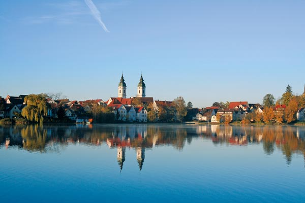 Fürstliches Golf-Resort Bad Waldsee, Golf, 45-Loch Golf-Anlage, LED Nachtgolf-Anlage, Golfschule, Golfturniere, New Course, Old Course, 9-Loch-Kurzplatz, Greenkeeping, Fürstlicher Golf-Club Oberschwaben, Fürstliches Golf-Hotel, Golf-Angebote, Golf-Schnupperkurse, Natur-Lehrpfad, Rund-Wanderwege, Kaffee, Restaurant, Vinothek, erlesene Weine, Bar, selbstgebackene Kuchen, Snacks, Mittagstisch, Sonnenterrasse, Gin - Greenkeeper's Cut, Bier vom Fass, kleine Gerichte, Burger, vegetarisch, vegan, Laktose frei, Gluten frei, Café-Restaurant Ausblick T-19, Restaurant im Hofgut