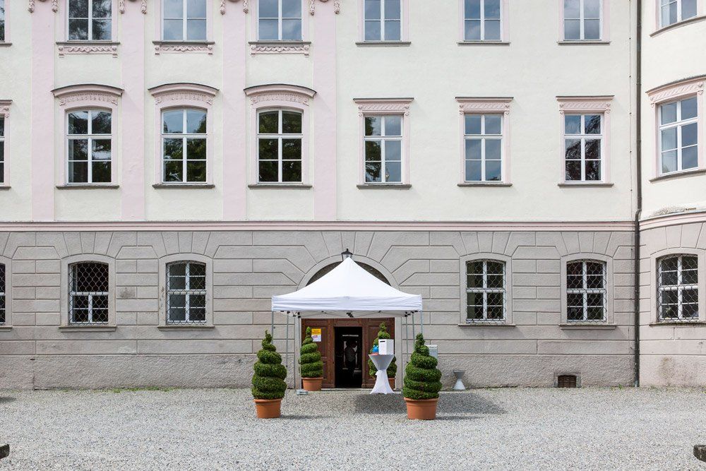 Fürstliches Golf-Resort Bad Waldsee, Golf, 45-Loch Golf-Anlage, LED Nachtgolf-Anlage, Golfschule, Golfturniere, New Course, Old Course, 9-Loch-Kurzplatz, Greenkeeping, Fürstlicher Golf-Club Oberschwaben, Fürstliches Golf-Hotel, Golf-Angebote, Golf-Schnupperkurse, Natur-Lehrpfad, Rund-Wanderwege, Kaffee, Restaurant, Vinothek, erlesene Weine, Bar, selbstgebackene Kuchen, Snacks, Mittagstisch, Sonnenterrasse, Gin - Greenkeeper's Cut, Bier vom Fass, kleine Gerichte, Burger, vegetarisch, vegan, Laktose frei, Gluten frei, Café-Restaurant Ausblick T-19, Restaurant im Hofgut