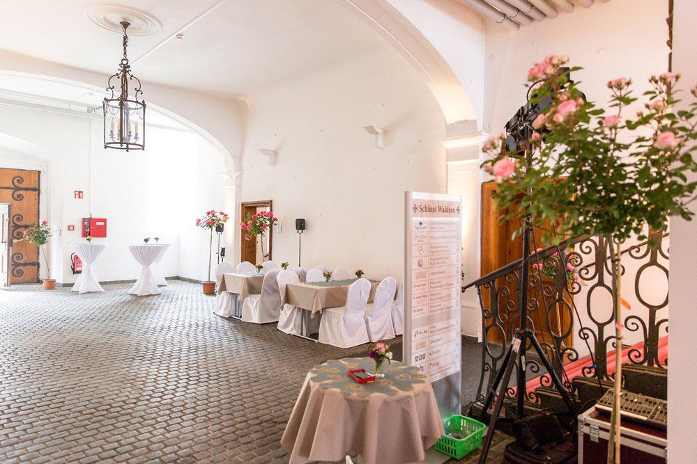 Fürstliches Golf-Resort Bad Waldsee, Golf, 45-Loch Golf-Anlage, LED Nachtgolf-Anlage, Golfschule, Golfturniere, New Course, Old Course, 9-Loch-Kurzplatz, Greenkeeping, Fürstlicher Golf-Club Oberschwaben, Fürstliches Golf-Hotel, Golf-Angebote, Golf-Schnupperkurse, Natur-Lehrpfad, Rund-Wanderwege, Kaffee, Restaurant, Vinothek, erlesene Weine, Bar, selbstgebackene Kuchen, Snacks, Mittagstisch, Sonnenterrasse, Gin - Greenkeeper's Cut, Bier vom Fass, kleine Gerichte, Burger, vegetarisch, vegan, Laktose frei, Gluten frei, Café-Restaurant Ausblick T-19, Restaurant im Hofgut