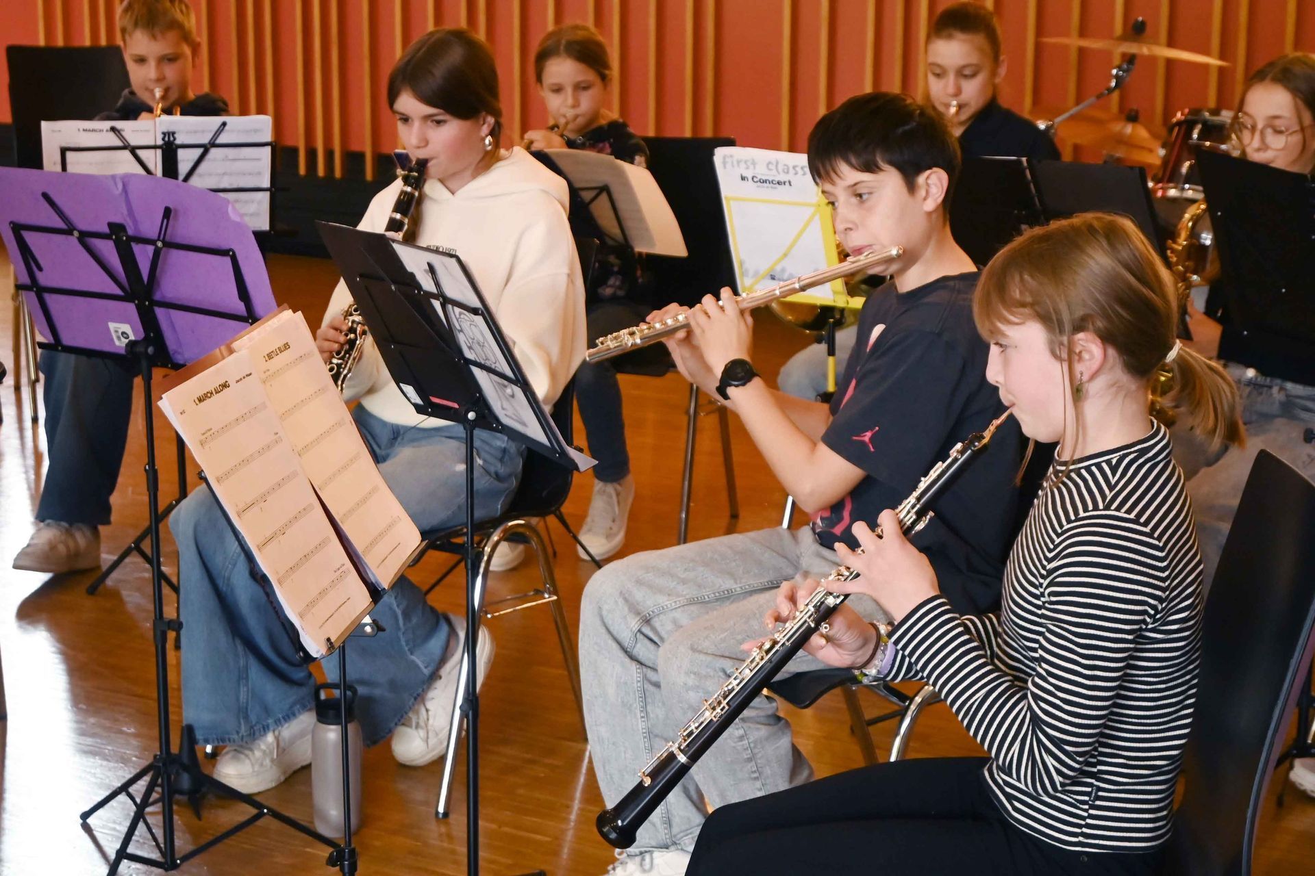 Kinder musizieren gemeinsam mit Blas- und Schlaginstrumenten bei der Stadtkapelle Hausach