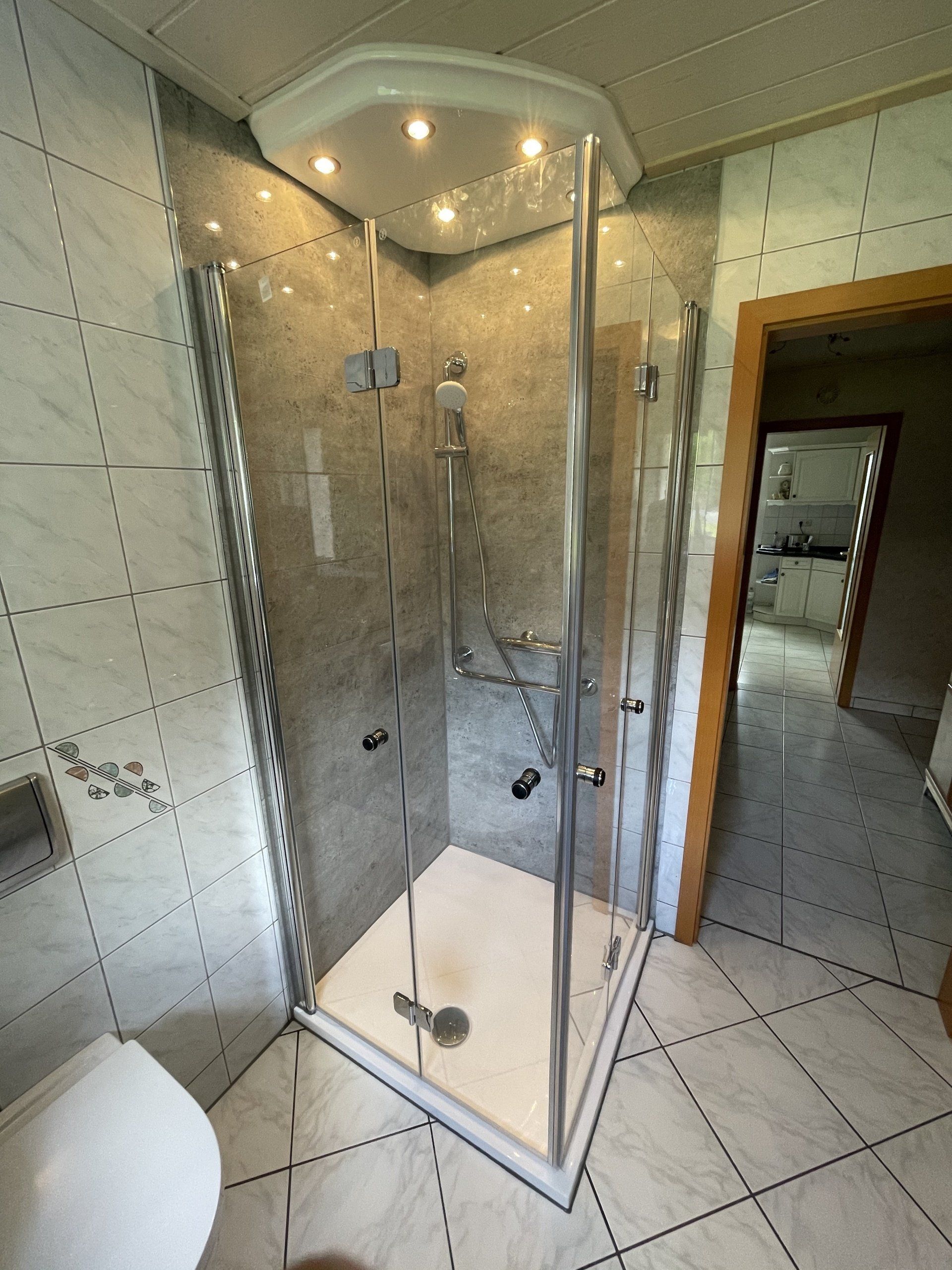 Dusche mit Drehfalttür und neuer Optik in der Dusche.