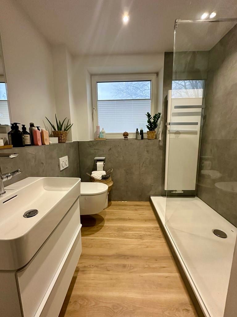 Badezimmer nach dem Umbau mit einer ganz anderen Wirkung.
Sehen.Fühlen.Leben.