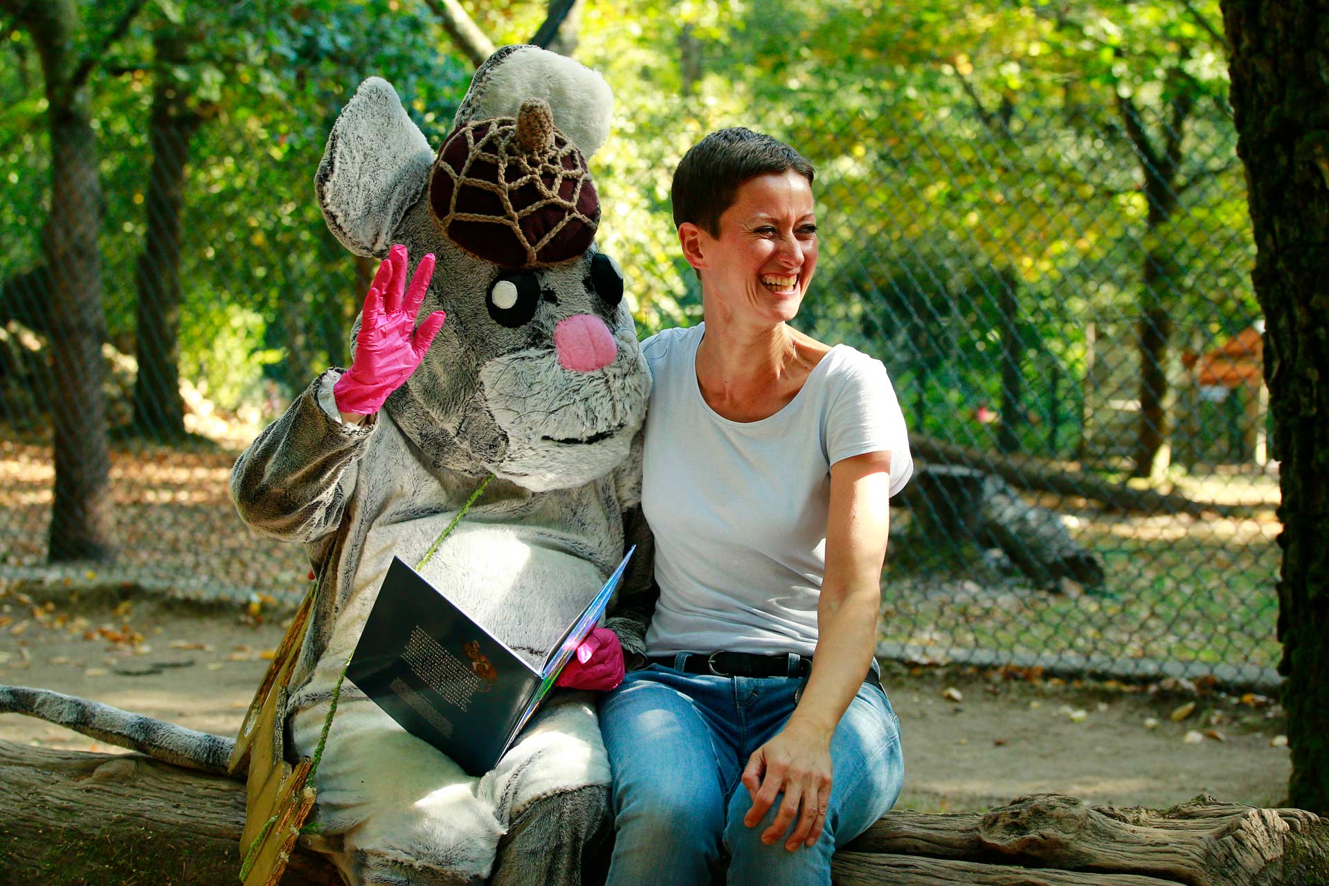 Simone Harsch sitzt neben Emil Mausezahn