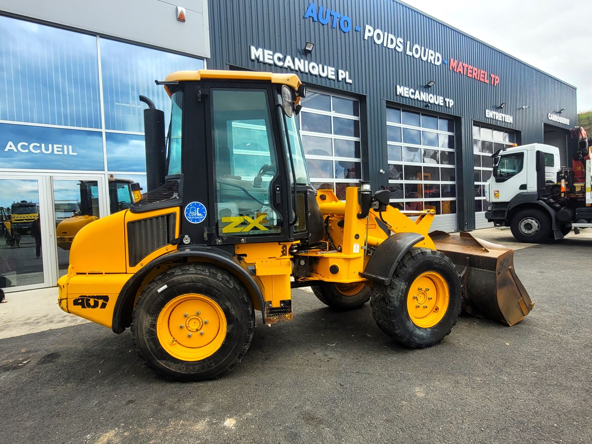 CHARGEUSE JCB 407