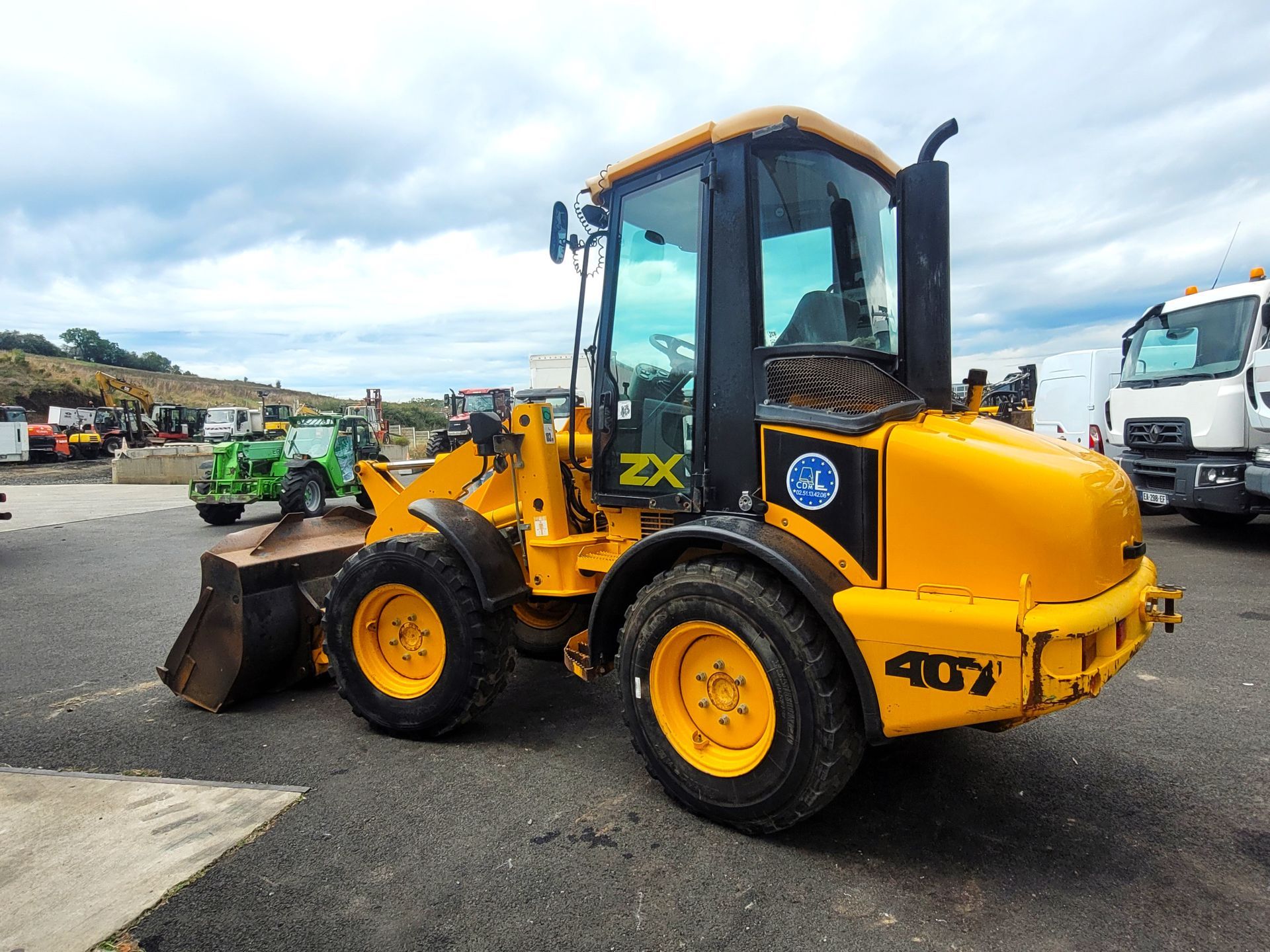CHARGEUSE JCB 407