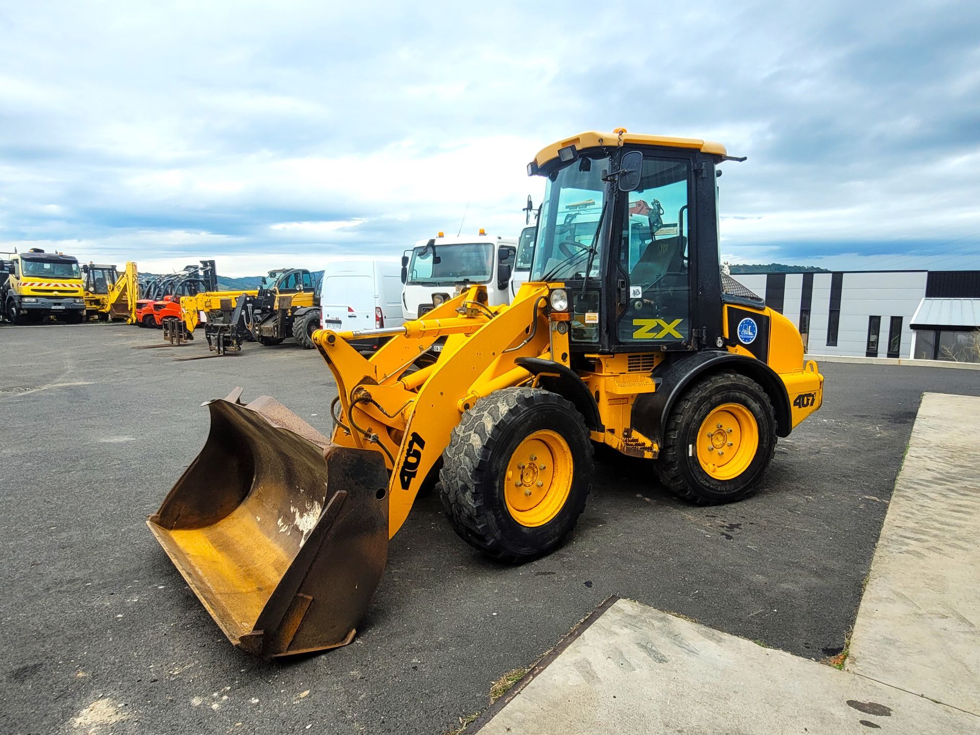 CHARGEUSE JCB 407