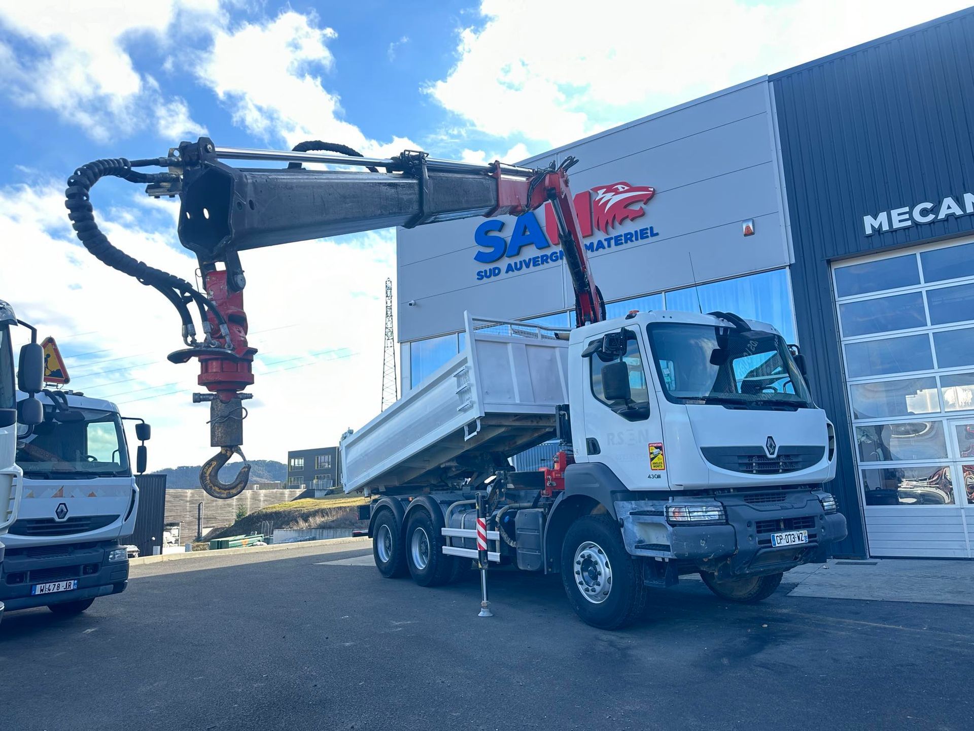 Camion RENAULT 430 benne + grue avec poste haut Fassi F135