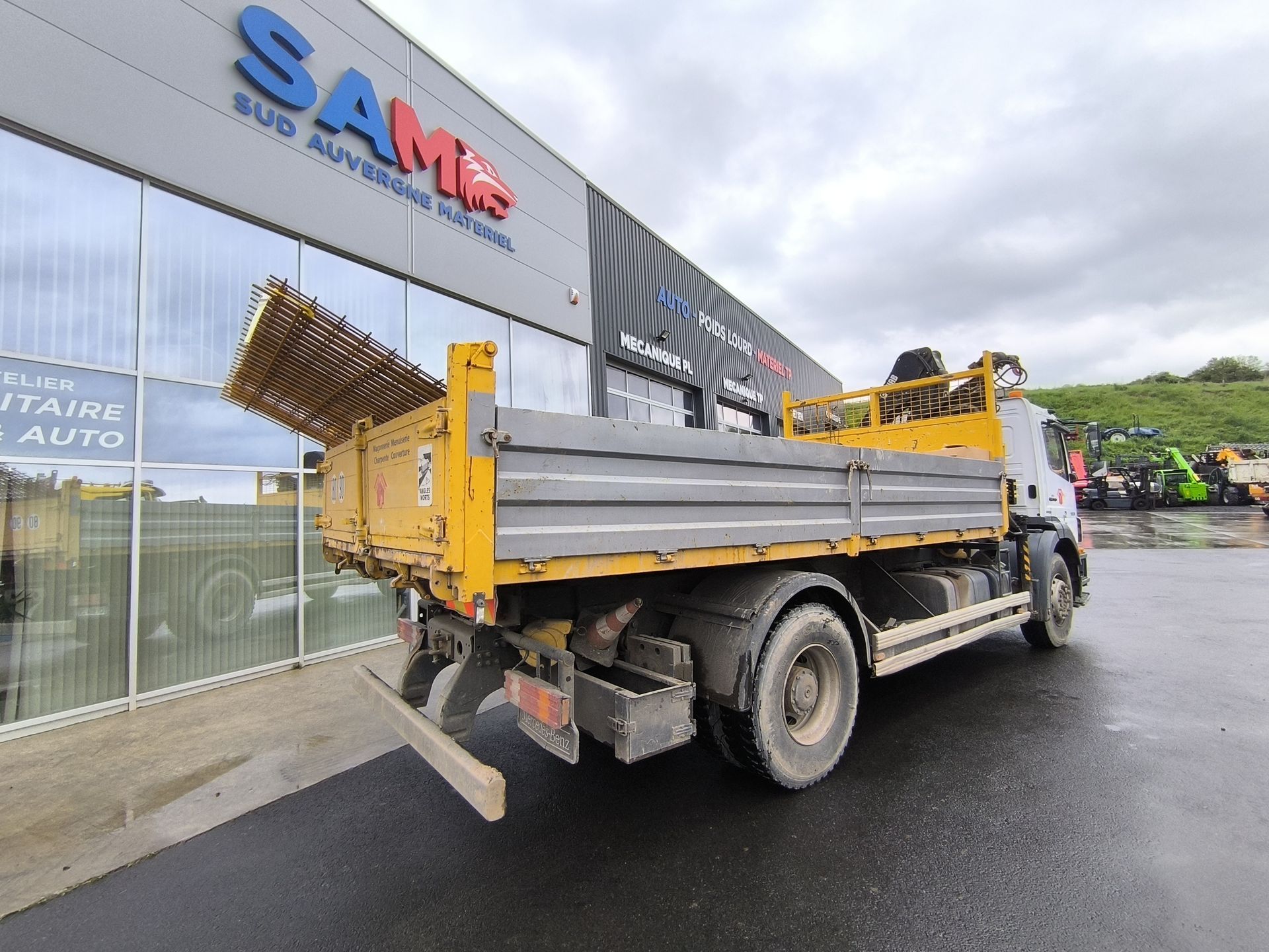 Mercedes-Benz Axor Grue Hiab