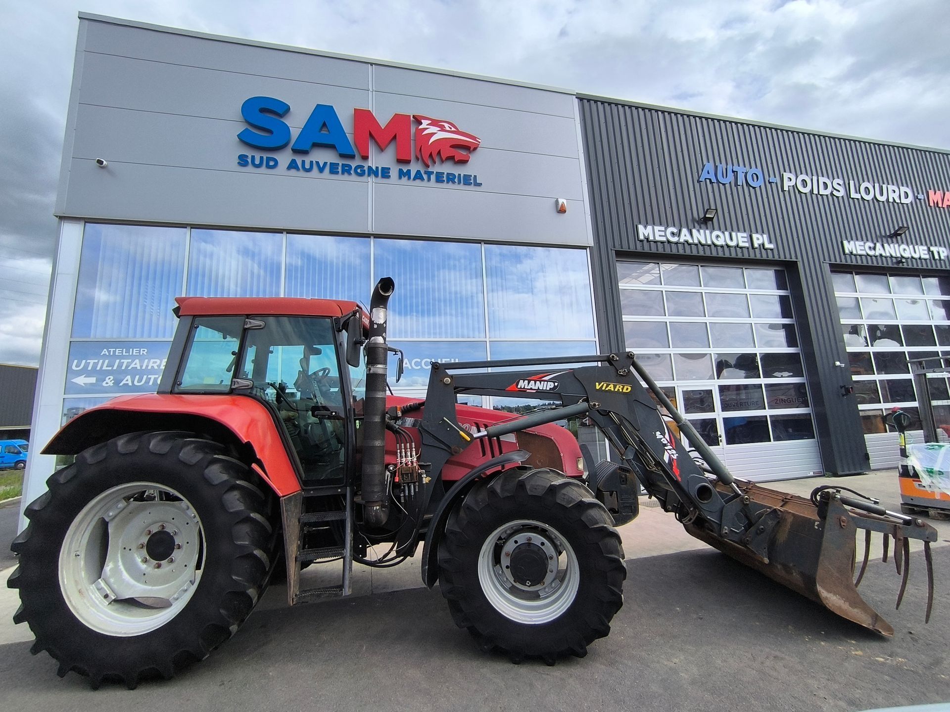 Case IH CS 120 + Chargeur avec godet croco