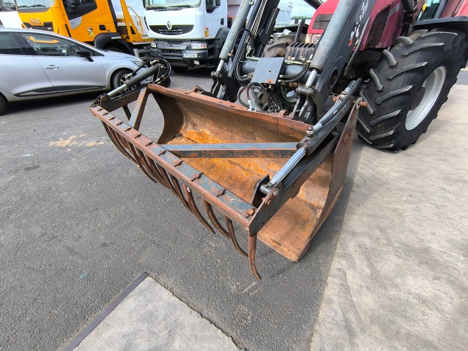 Case IH CS 120 + Chargeur avec godet croco