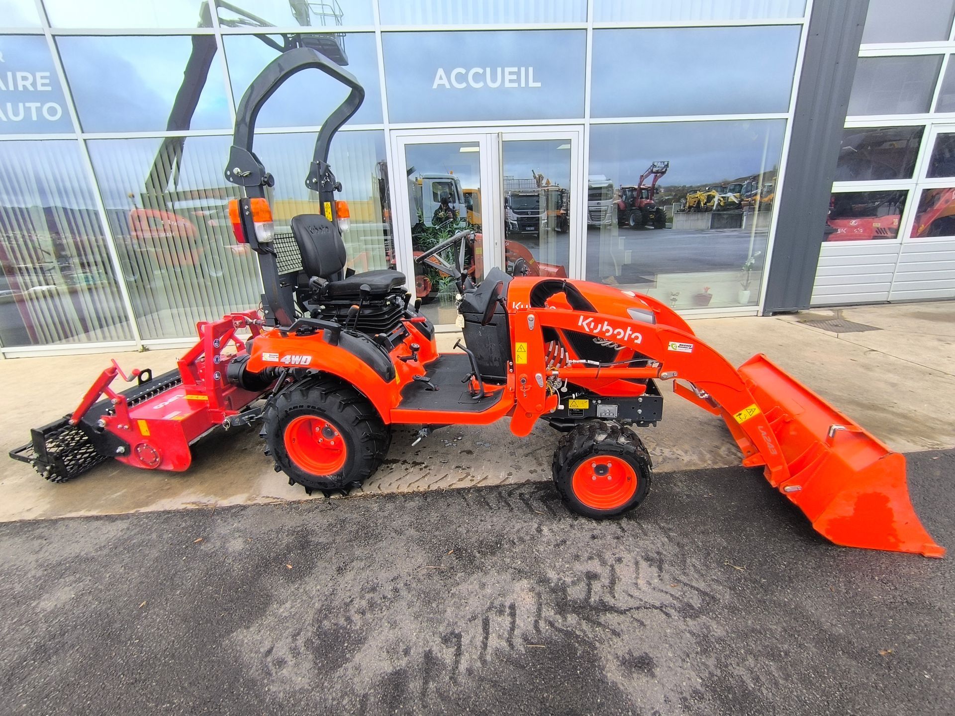 Kubota BX 231 Chargeur Kubota et Enfouisseur de pierre LIPCO