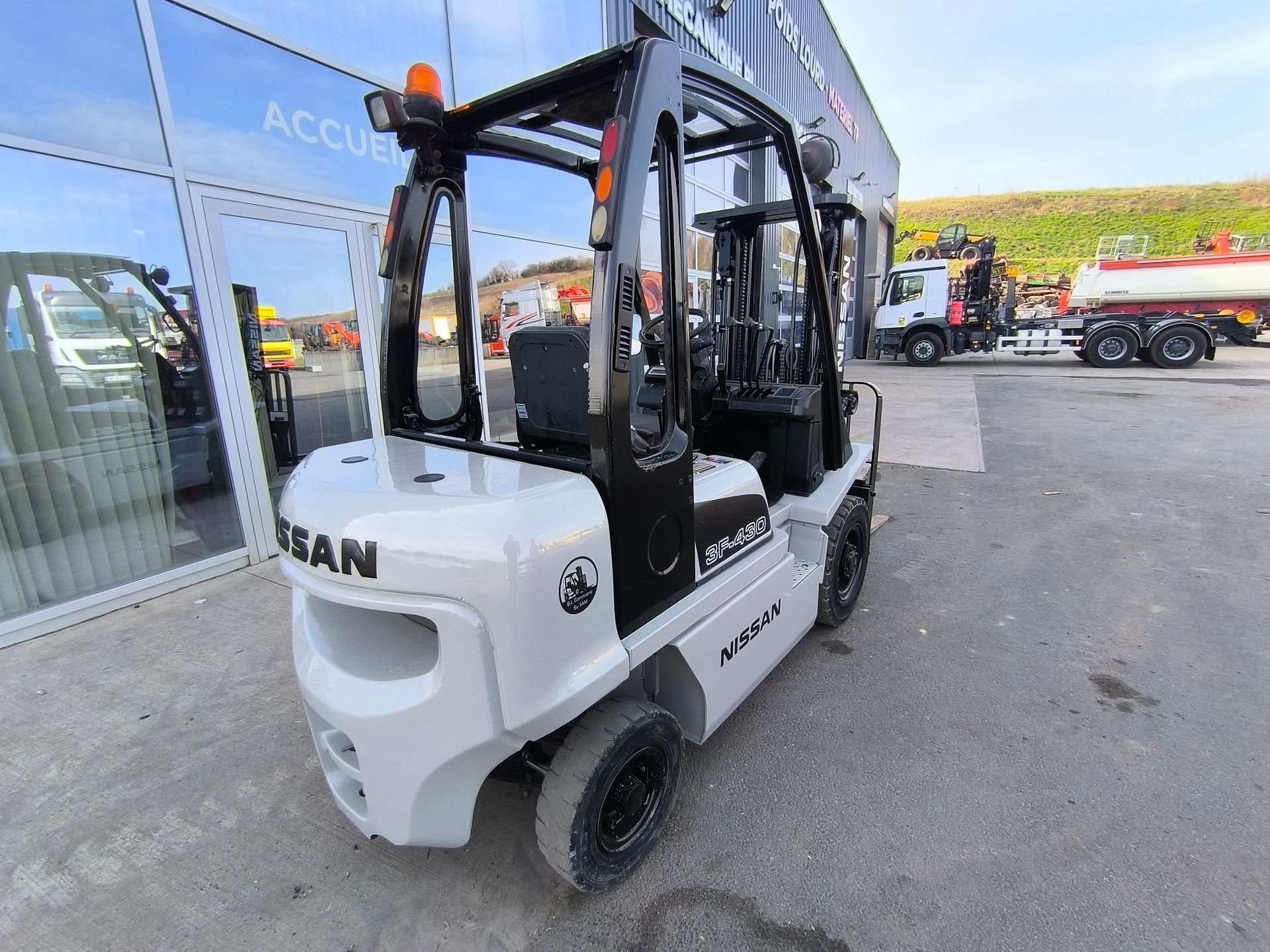 Nissan Chariot 2.5T