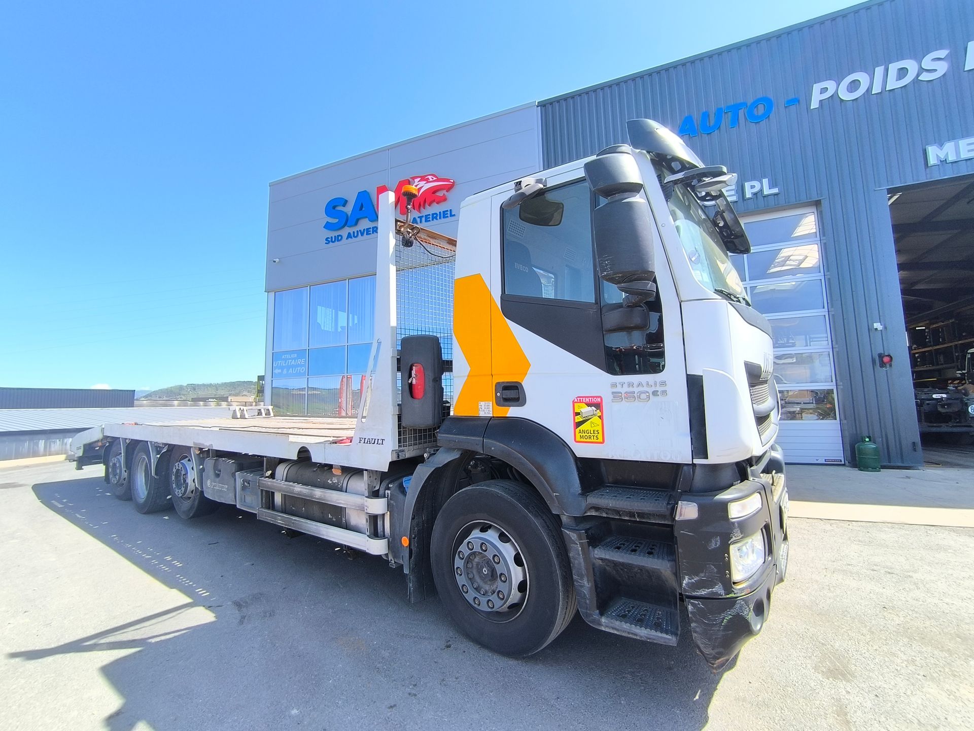Iveco Stralis 360 Porte engins +Treuil