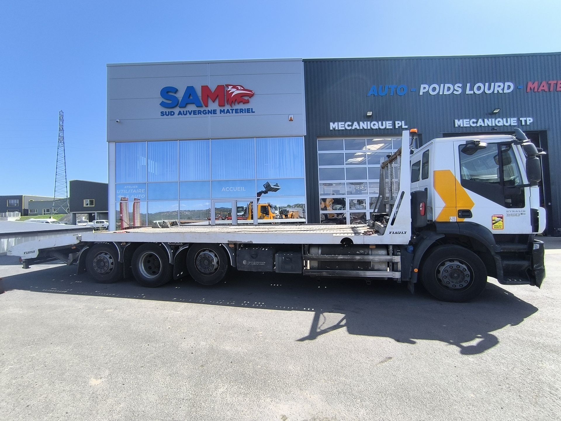 Iveco Stralis 360 Porte engins +Treuil