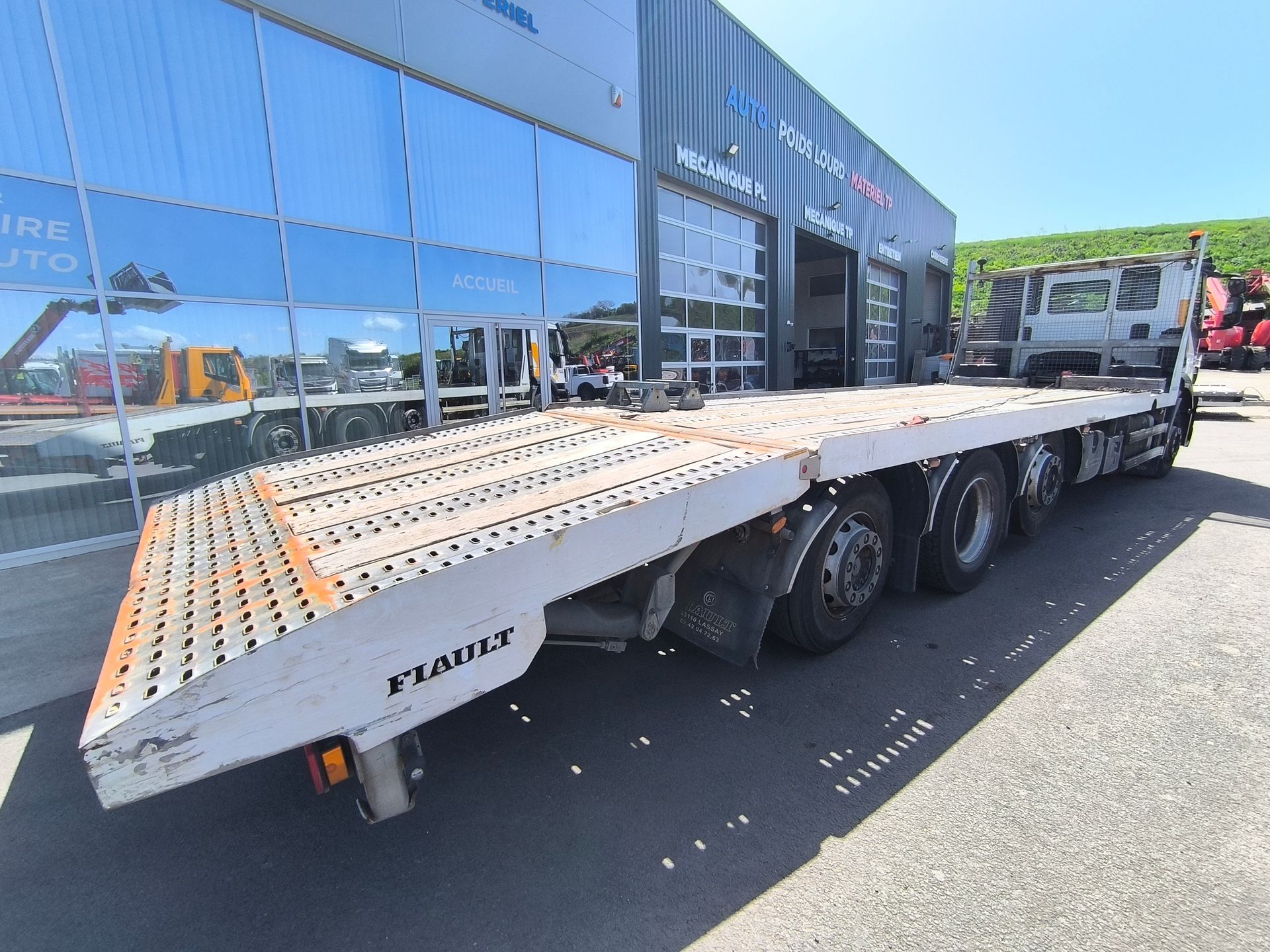 Iveco Stralis 360 Porte engins +Treuil