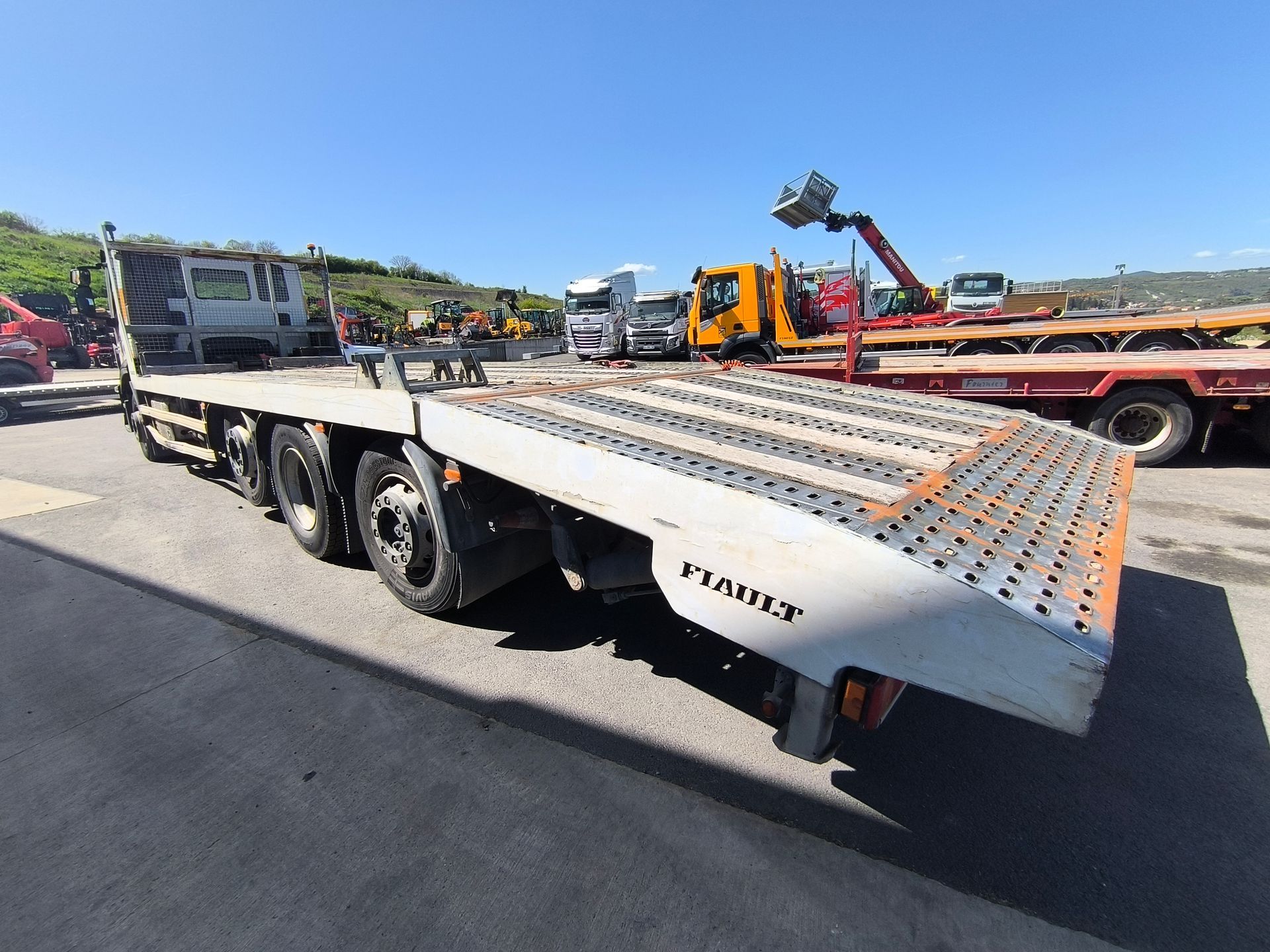 Iveco Stralis 360 Porte engins +Treuil