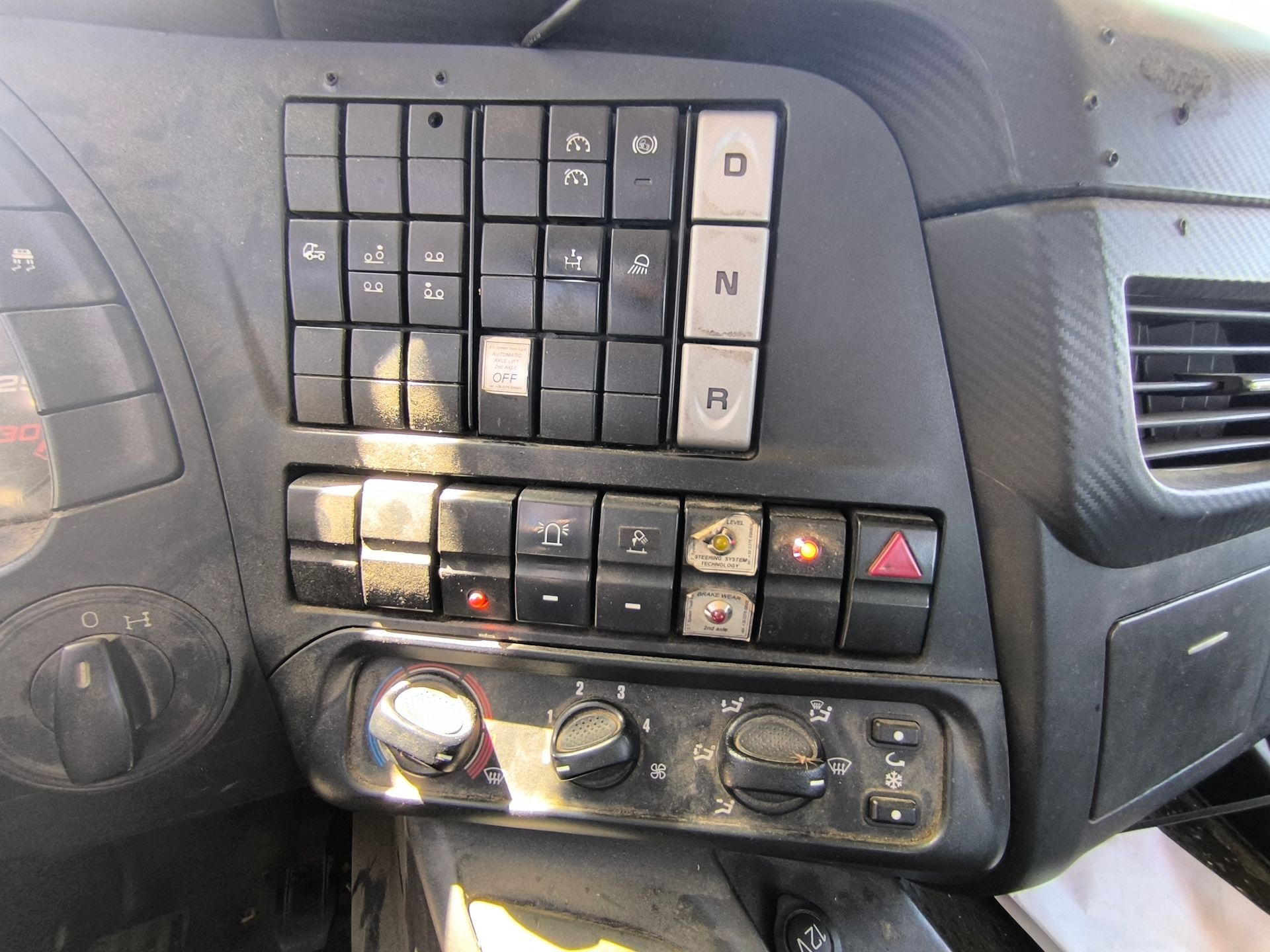 Iveco Stralis 360 Porte engins +Treuil