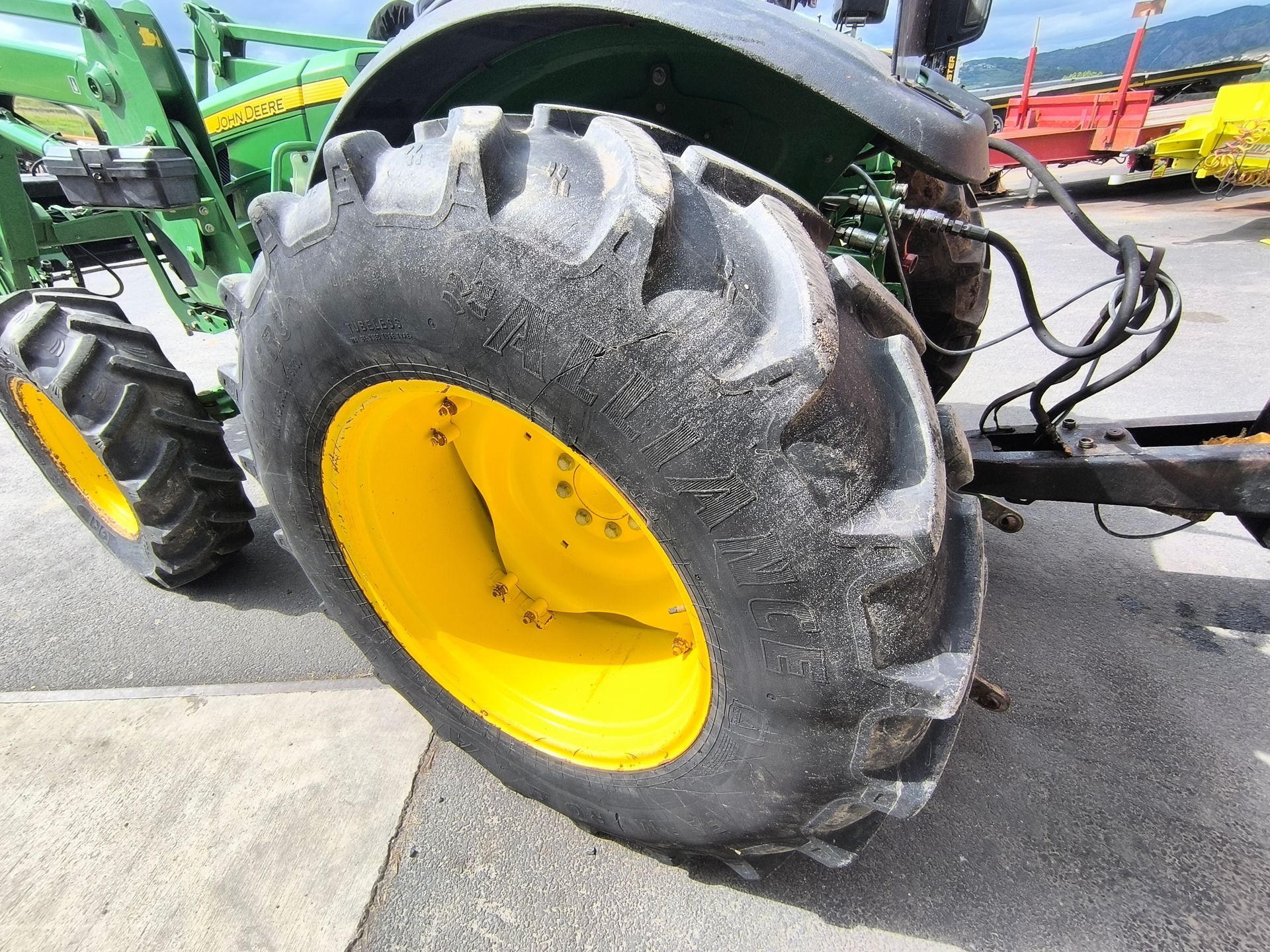 John Deere 5075E