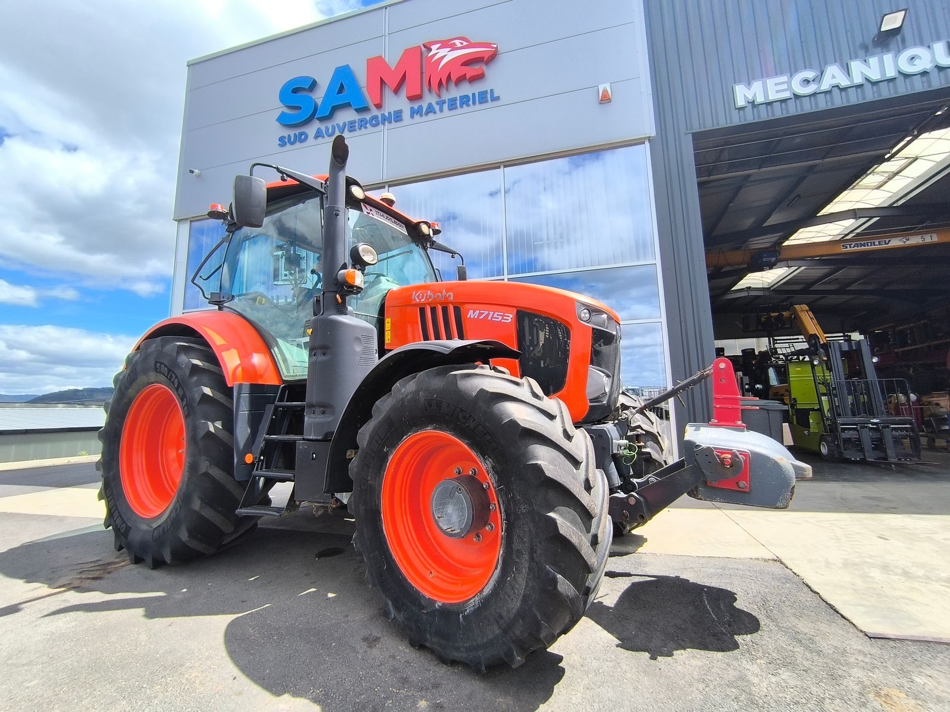 Kubota M7153