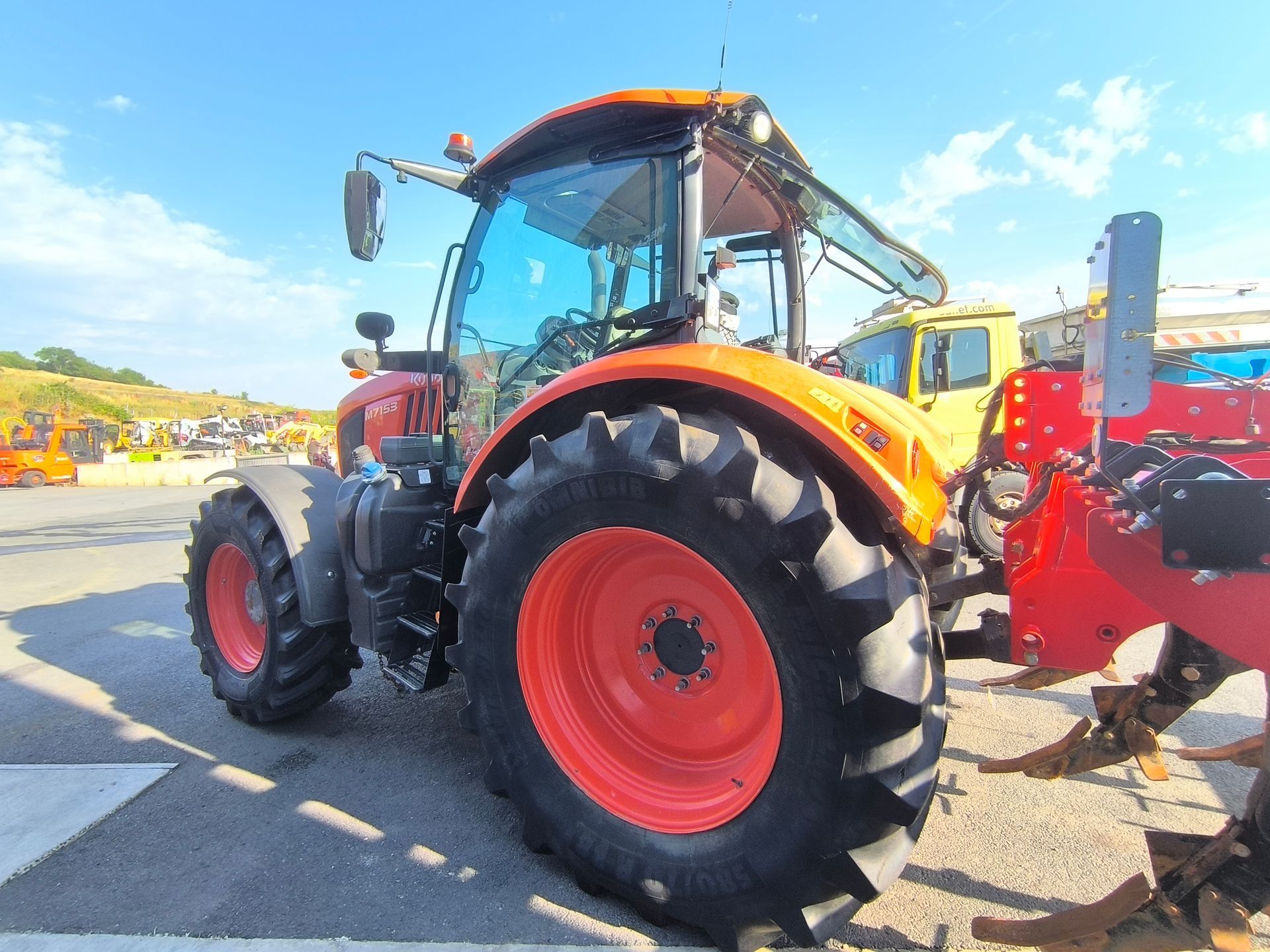 Kubota M7153